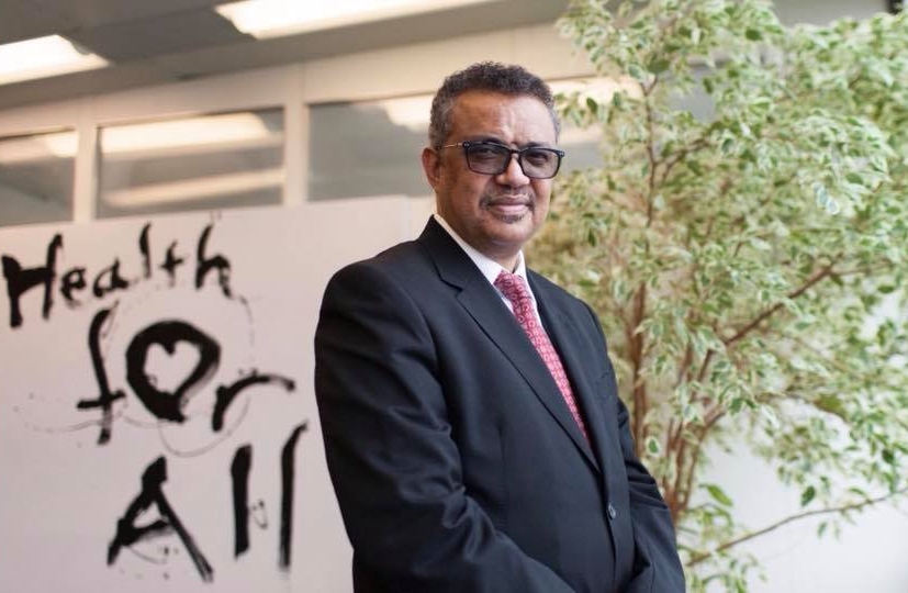 譚德塞在記者會上表示，現在武漢肺炎確診數字會使人麻木，甚至會忽略這些數字背後的意義。（翻攝自譚德塞臉書）