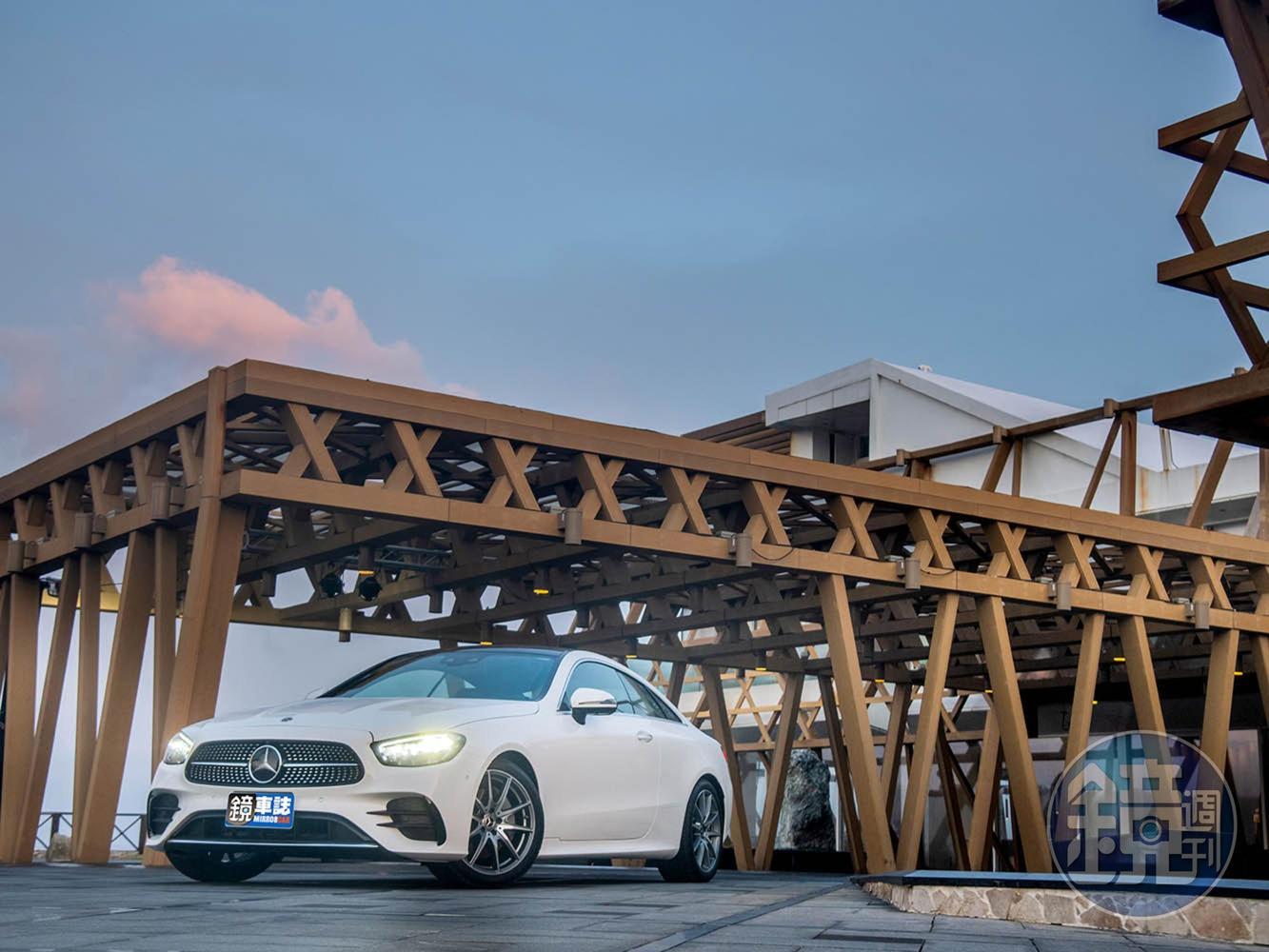 Mercdes-Benz E300 Coupé取消傳統B柱的設計，讓造型更流線。