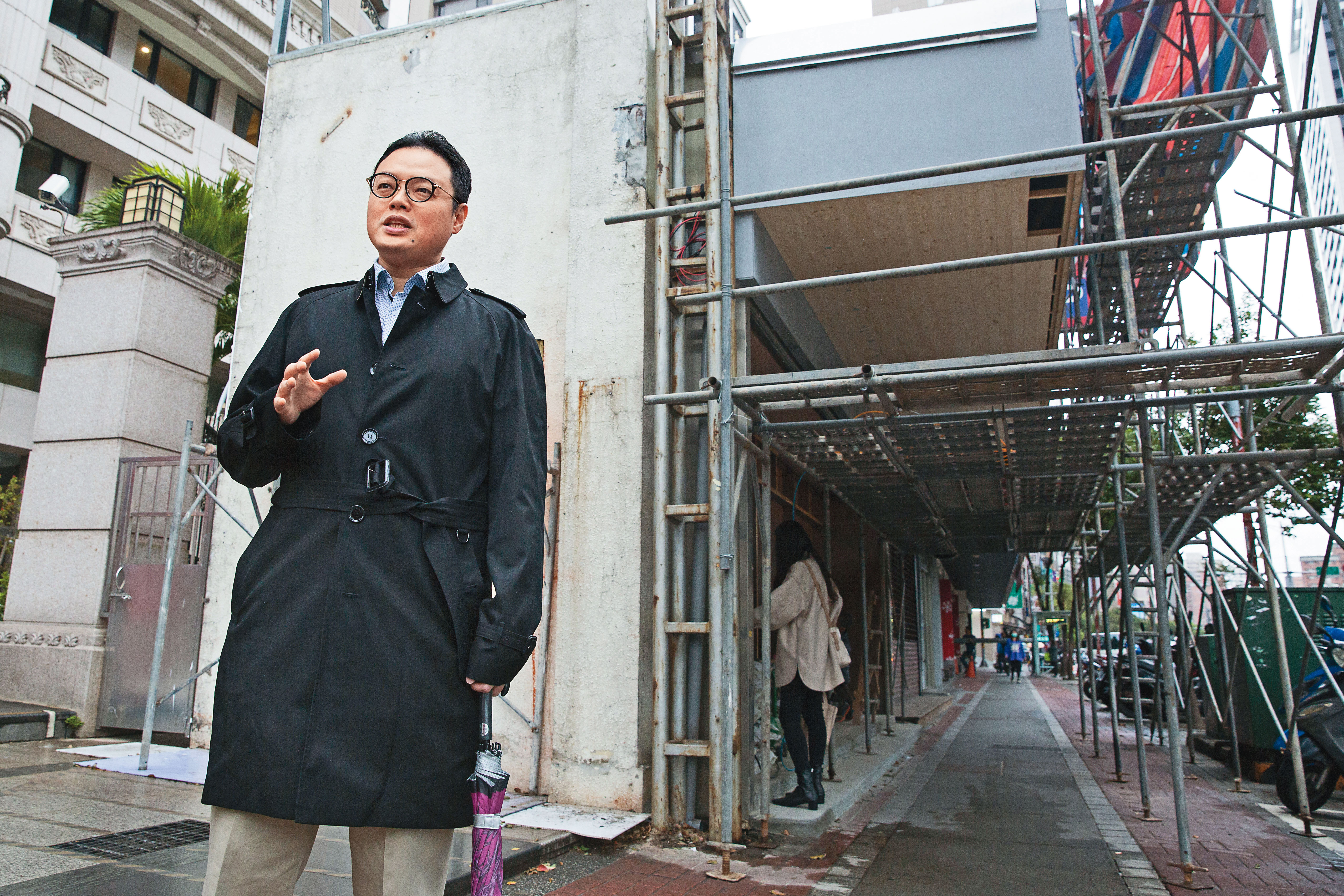 從土地開發轉戰股市,洪鑑穩的投資策略審慎保守,先求不虧損再求獲利。