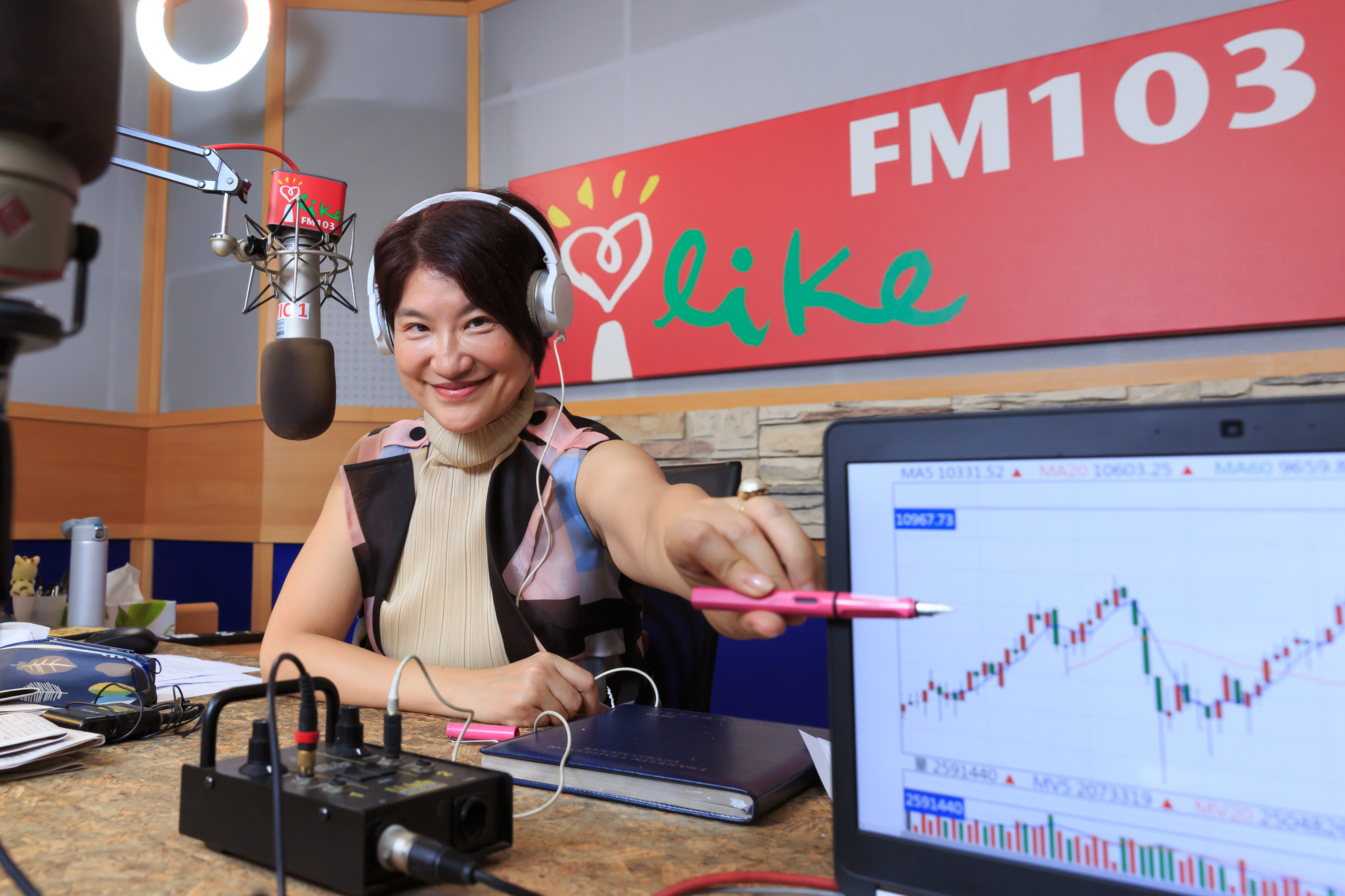 理財名人夏韻芬認為，台股就像巷子內美食，是年輕人投資組合必備款。