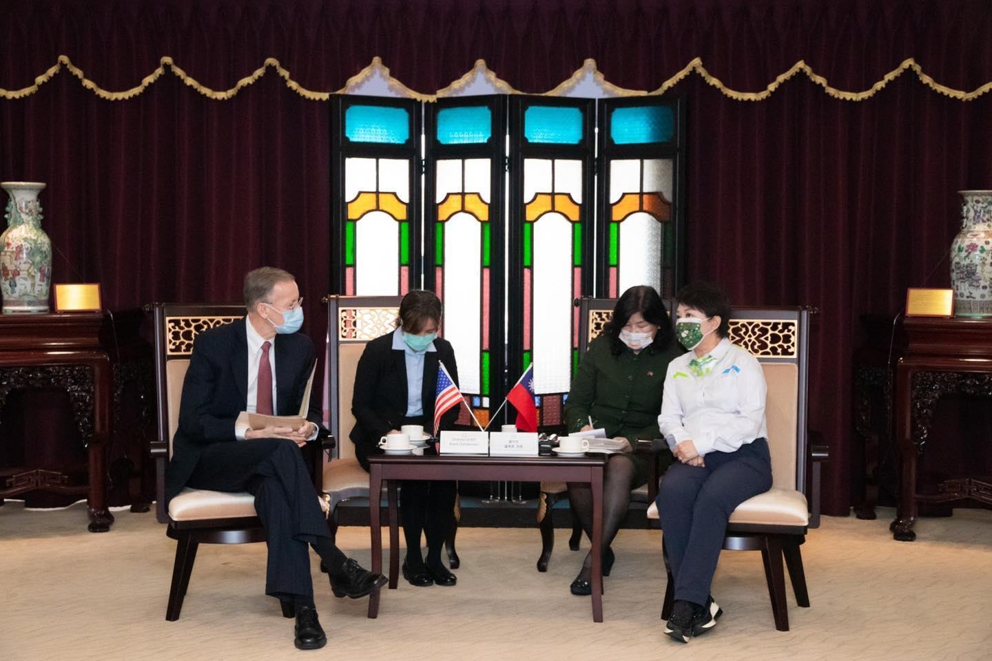 盧秀燕（右）在與AIT的閉門會議中找來媒體，並表明反萊豬立場，引起爭議。（翻攝自盧秀燕臉書）