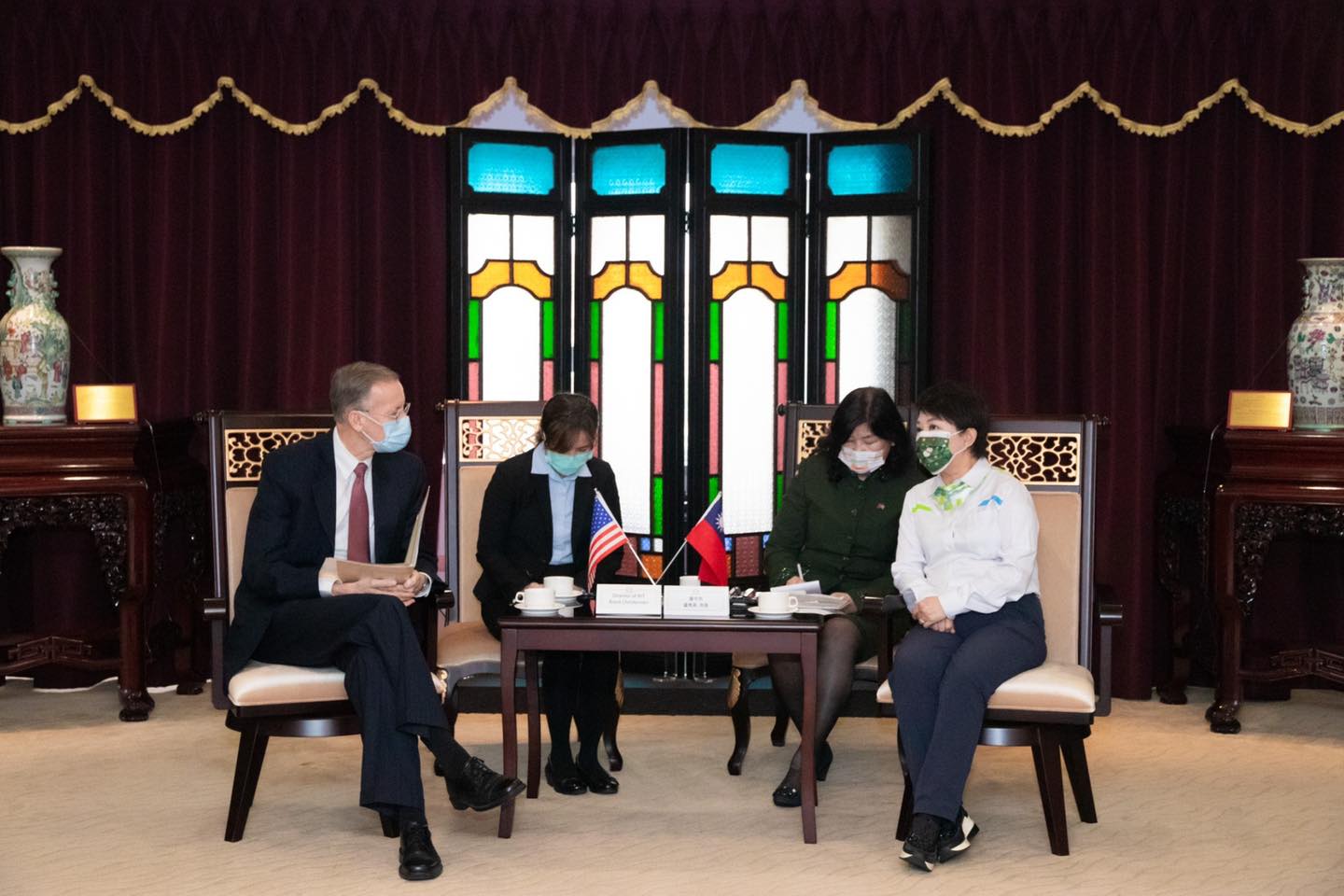 盧秀燕(右)在與AIT的閉門會議中找來媒體,並表明反萊豬立場,引起爭議。(翻攝自盧秀燕臉書)