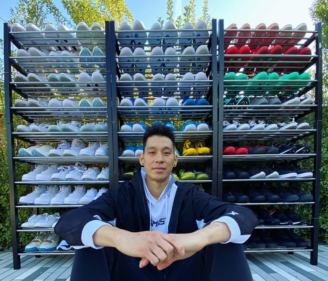林書豪開心在IG曬出滿滿的「彩虹鞋牆」照，並釋出正能量表示「這鞋牆讓我想起自己有多幸運，籃球曾給了我些什麼。」（翻攝自林書豪IG）