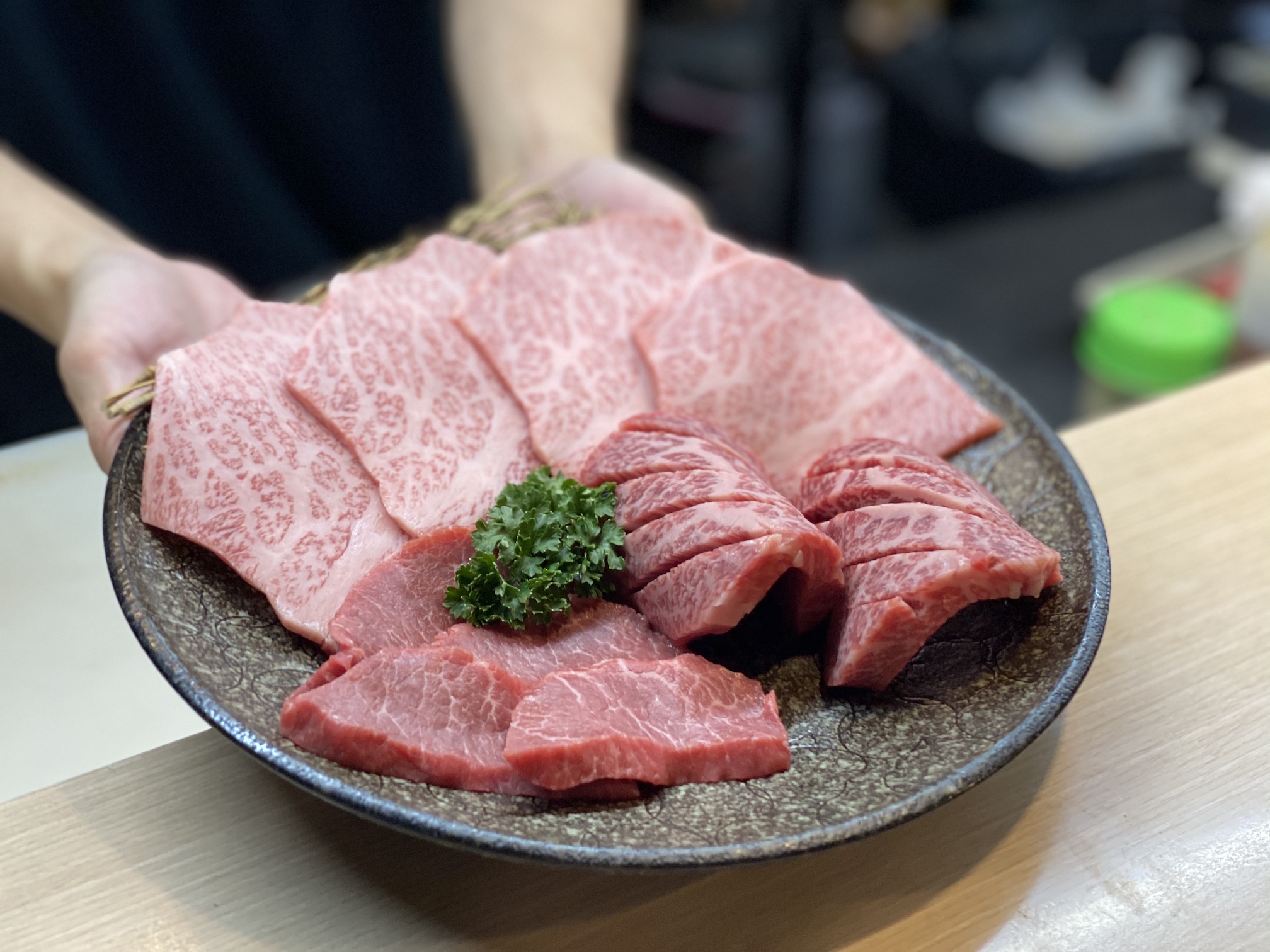 鍾佳憲擅長將和牛裡頭許多珍稀部位拆解出來。