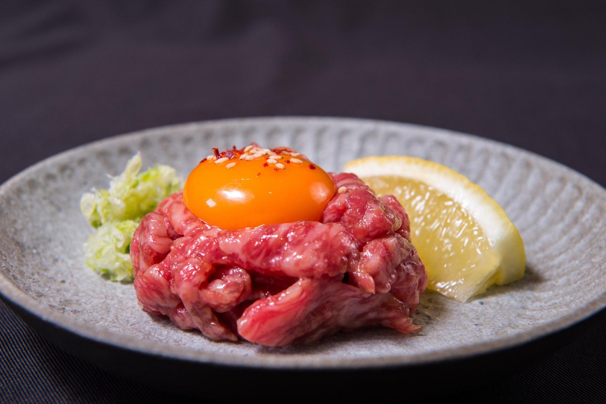 以「生蛋拌生牛肉」開場,牛肉皆選自當日開封最新鮮的瘦肉。(俺達の肉屋提供)