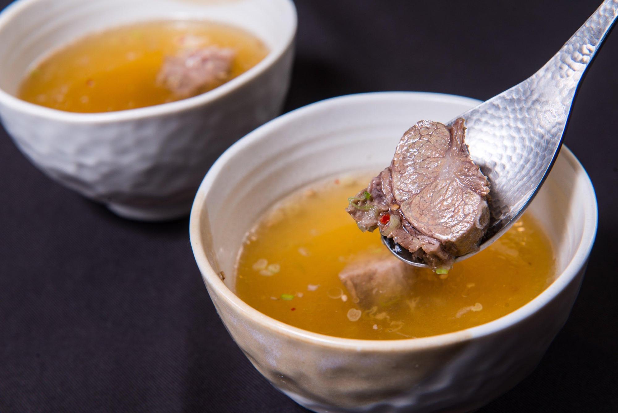 清下來的筋肉熬煮成「白金牛肉湯」。(俺達の肉屋提供)