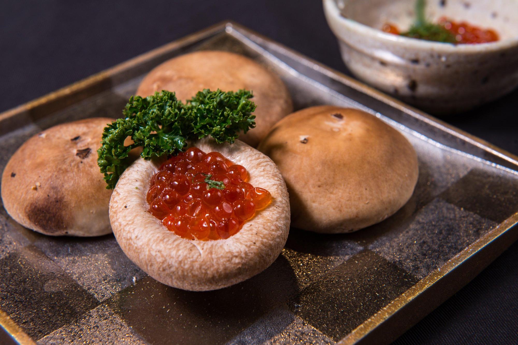 季節料理「生鮭魚卵香菇」。(俺達の肉屋提供)