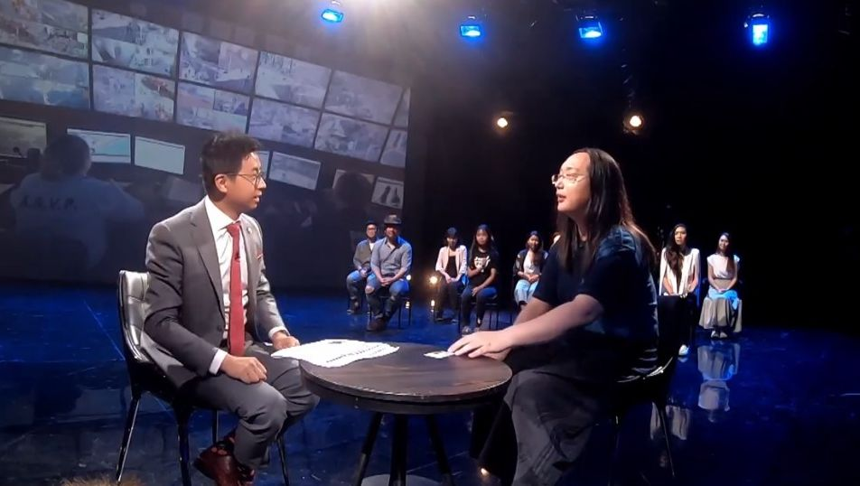 台北市議員邱威傑(左)與行政院數位政委唐鳳上《公視主題之夜SHOW》進行對談。(公視提供)