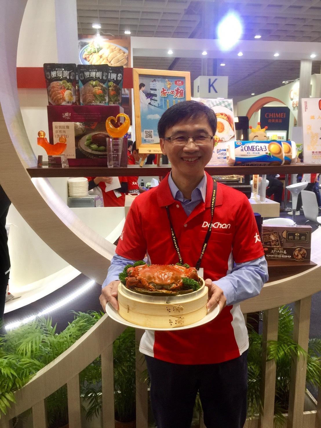 欣光食品總經理詹金和趁食品展強打今年年菜紅蟳米糕。(大成集團提供)