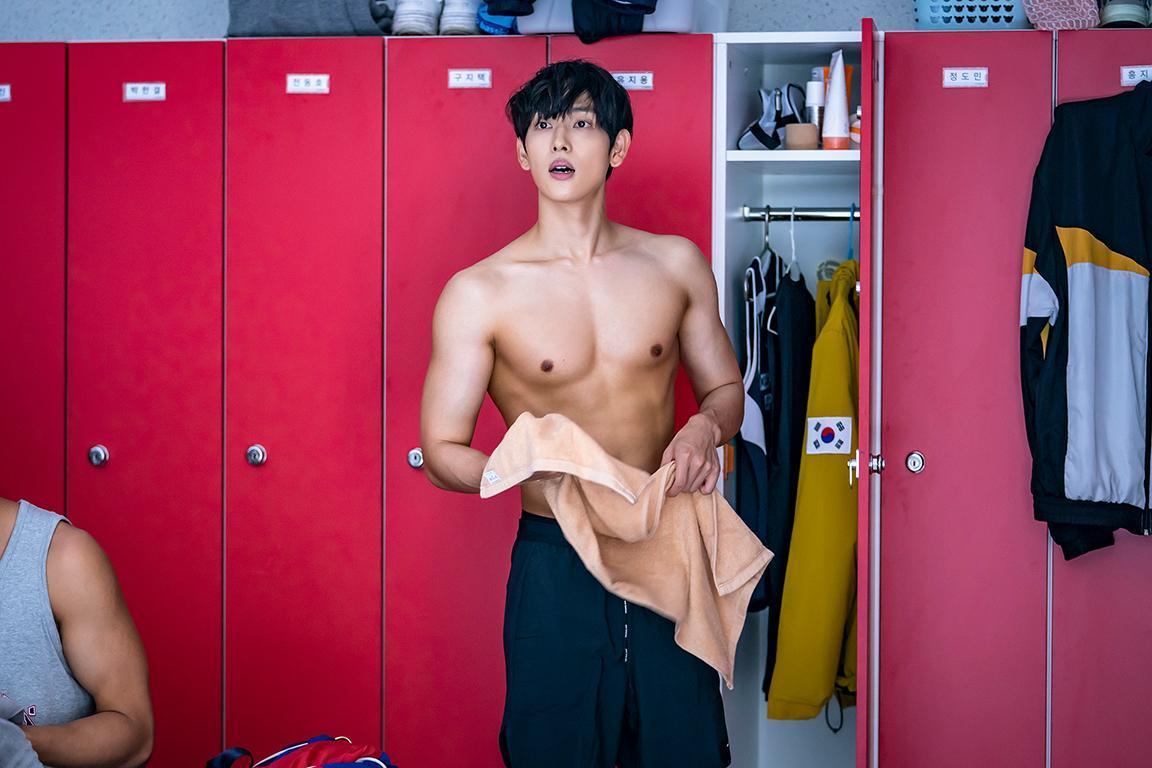 在《奔向愛情》飾演田徑明星的任時完展現結實身材。（Netflix提供）