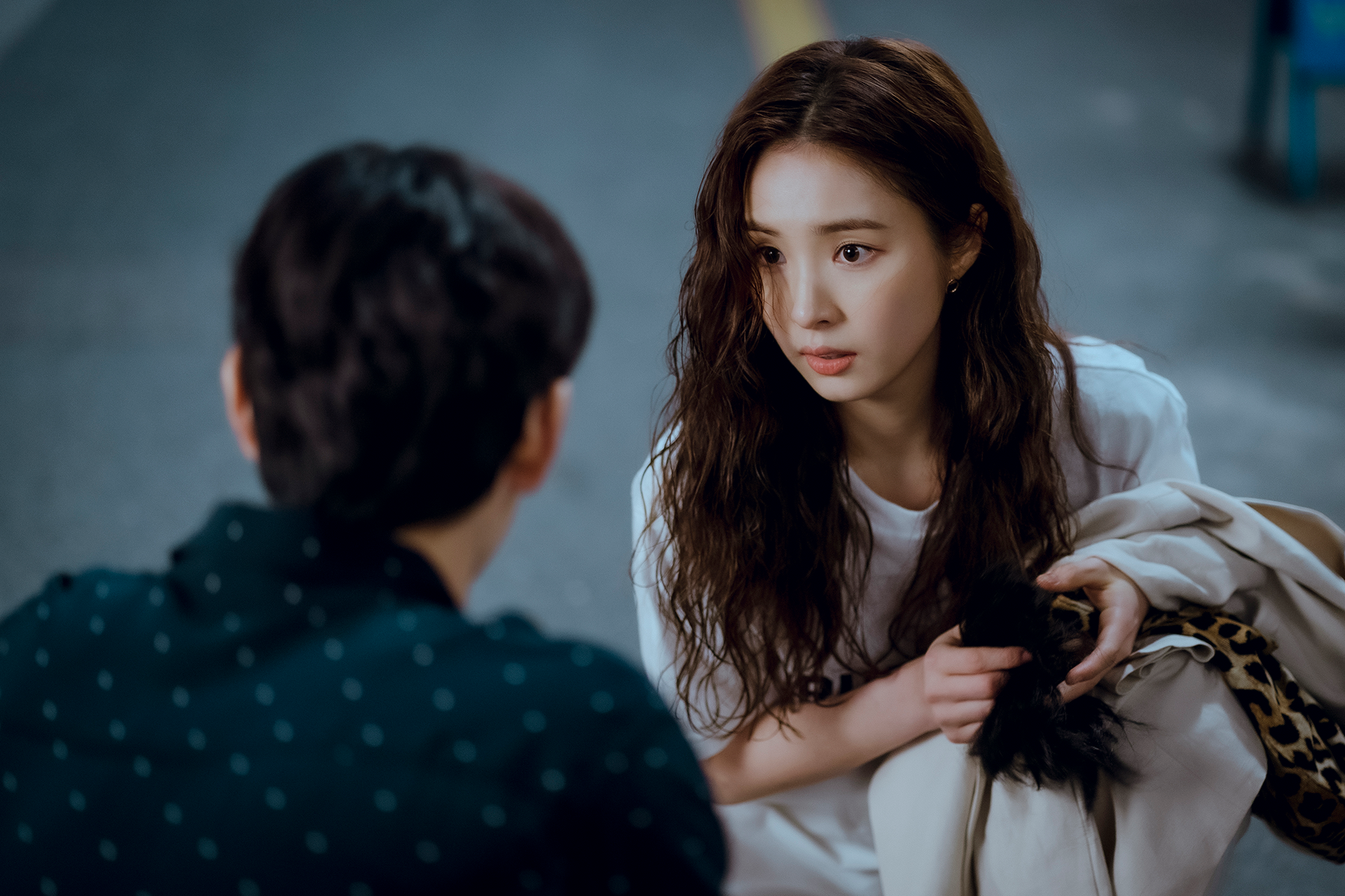 申世景在《奔向愛情》一頭捲髮,像是「虛張聲勢的貴賓狗」。(Netflix提供)
