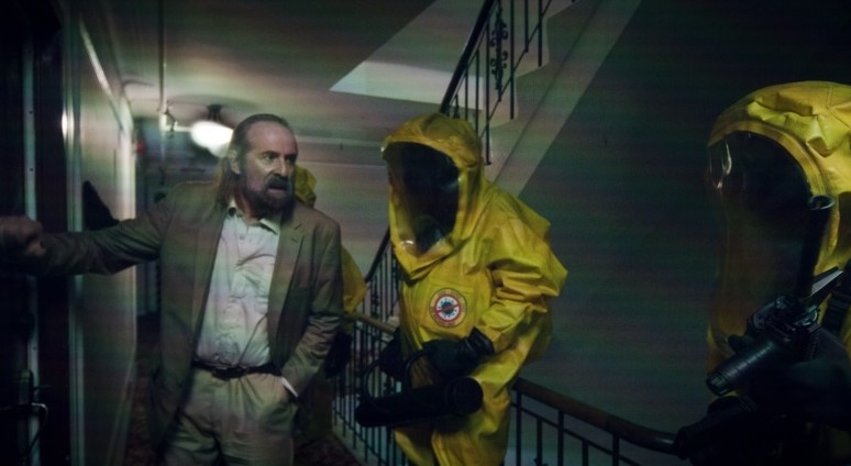 瑞典男星彼得史托馬在片中扮演冷酷的衛生局官員,掌握平民生殺大權,被網友戲稱為「黑化版陳時中」。(車庫提供)