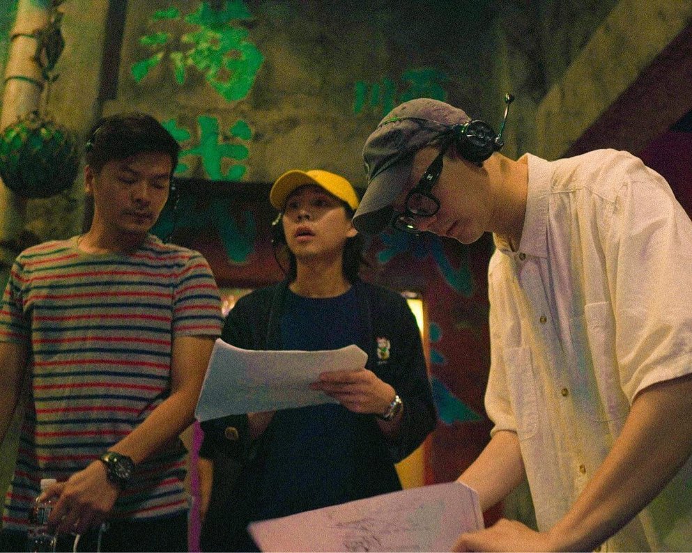 廖人帥（右）在臉書發表對《甜秘密》負評的看法，還貼出現場工作照。（翻攝自廖人帥臉書）