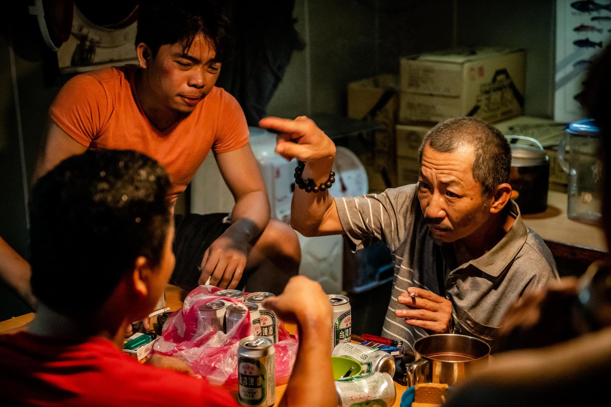 莊益增(右)繼在《消失的情人節》及《同學麥娜絲》中客串後,又演出短片《貓與蒼蠅》。(百景映畫提供)