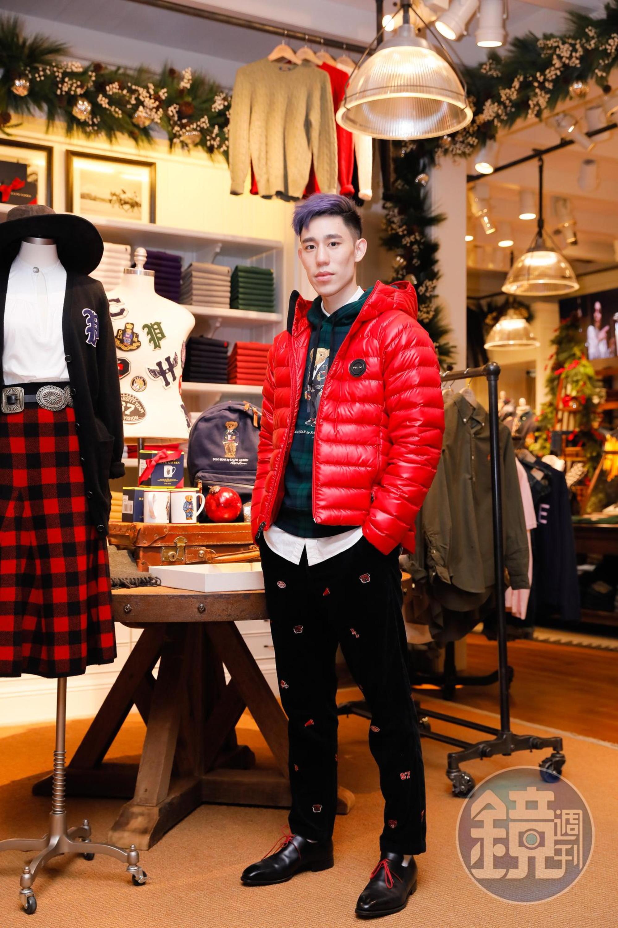 林書緯身著Holiday系列的Black Watch蘇格蘭熊圖騰連帽T,搭配Ralph Lauren旗下頂級運動系列的RLX極速系列的紅色外套。