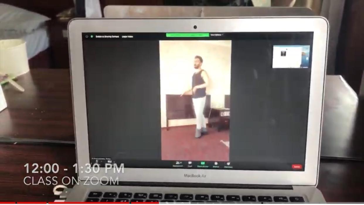 每天中午成員用ZOOM上視訊課程。（翻攝YouTube畫面）