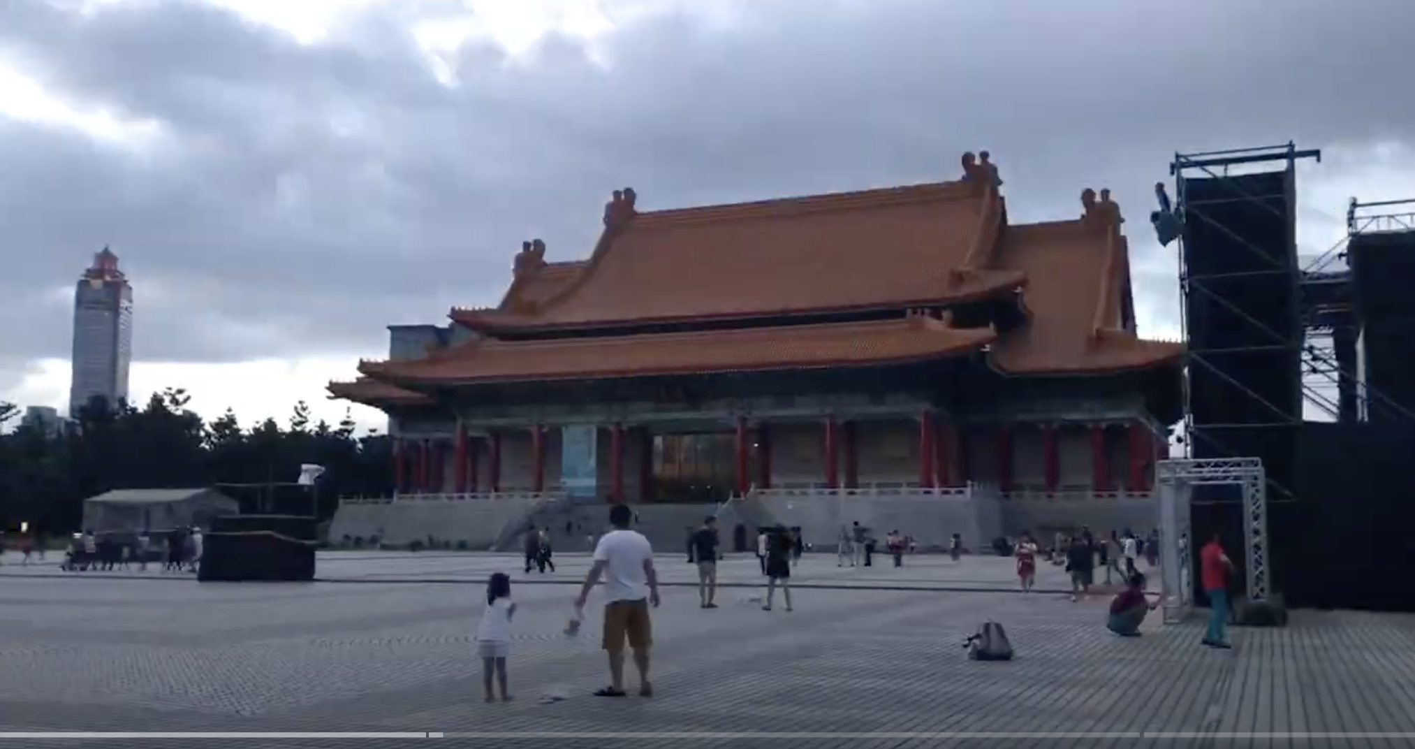 影片開頭有兩廳院畫面，應是結束隔離後拍攝。（翻攝YouTube畫面）