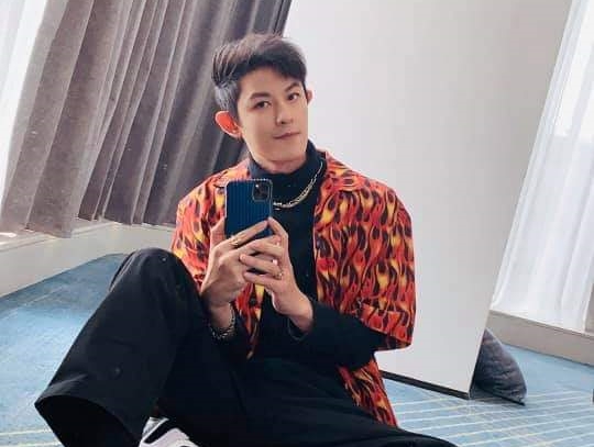 敖犬上陸綜《火星情報局》，自爆當年不顧禁令，和黑澀會美眉偷偷談戀愛。（翻攝自敖犬粉專）