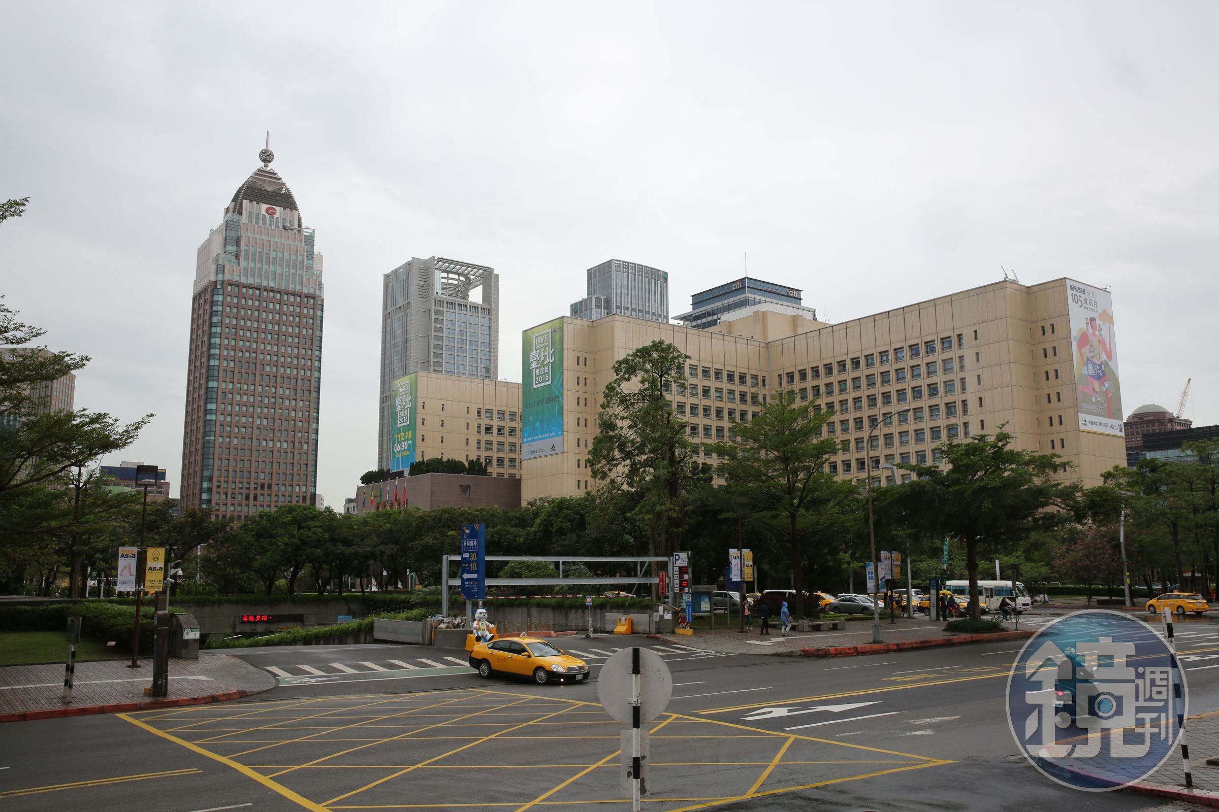 台北市政府前廣場南側今天清晨7時許傳出男子在樹上上吊。（本刊資料照）