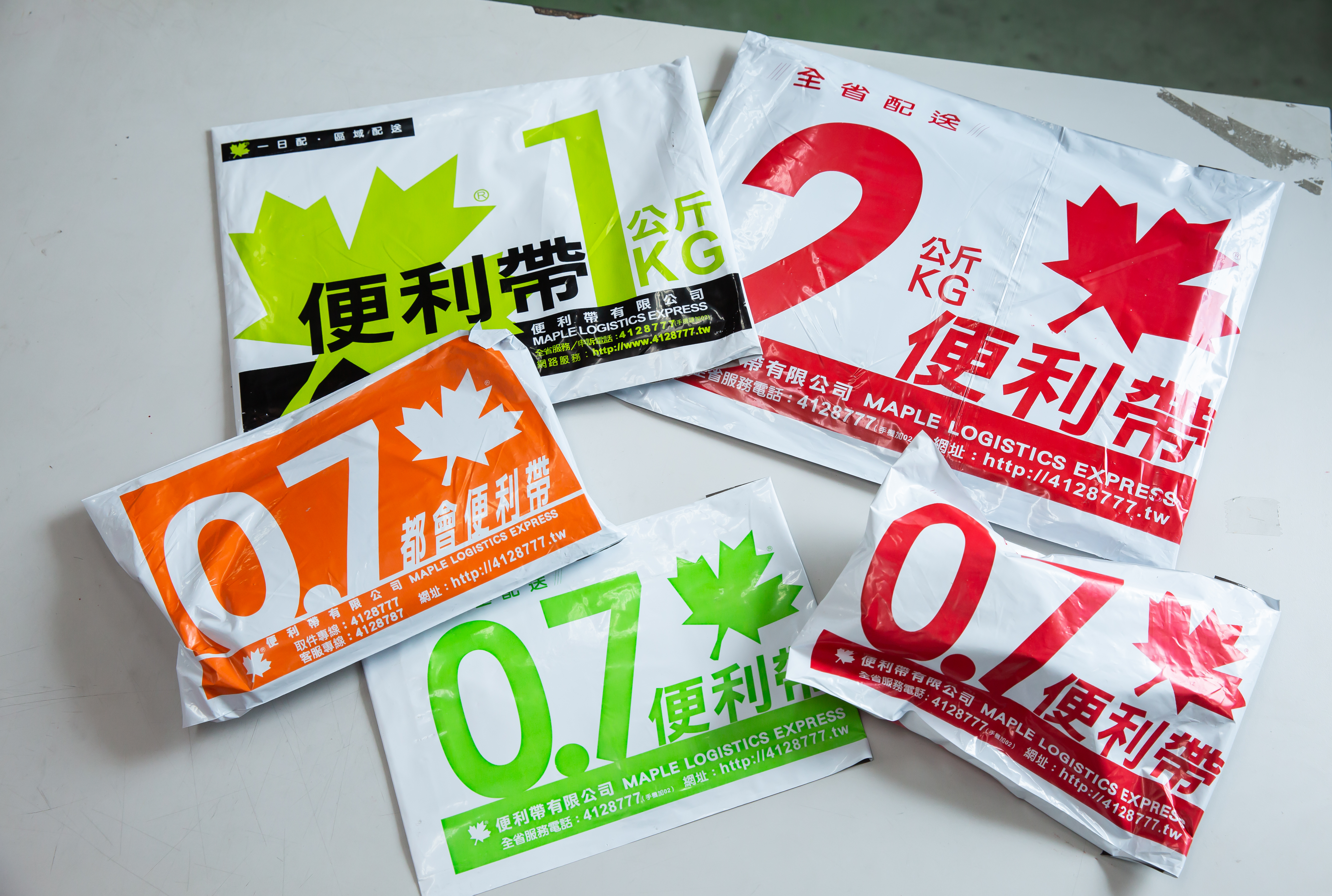 2002年黃世杰推出月租費加預售包材促銷,10元便利帶從此爆紅,還註冊成公司名。