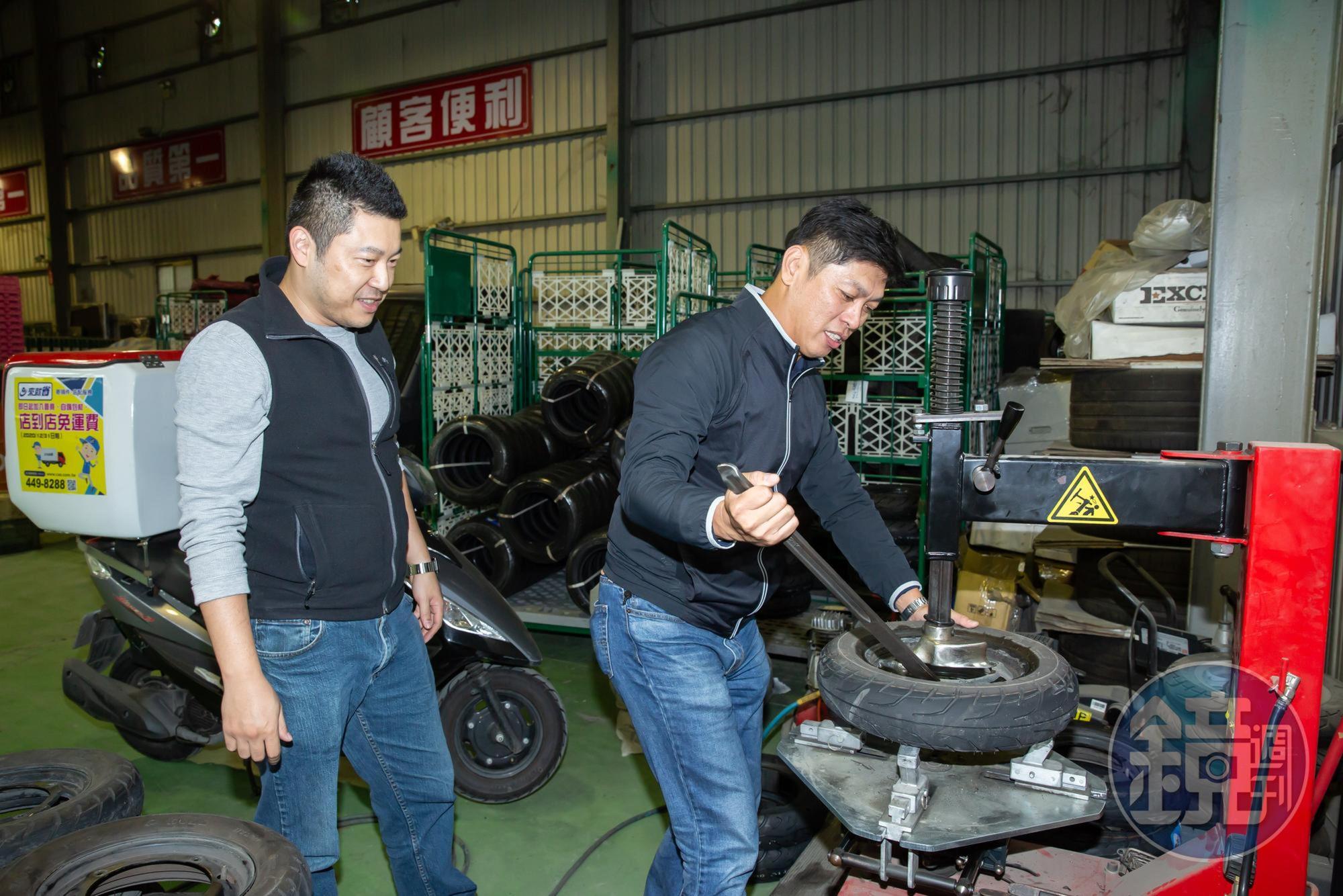 為了省成本,便利帶內部成立機車部,可自行修車,黃世杰(右)還會換輪胎。
