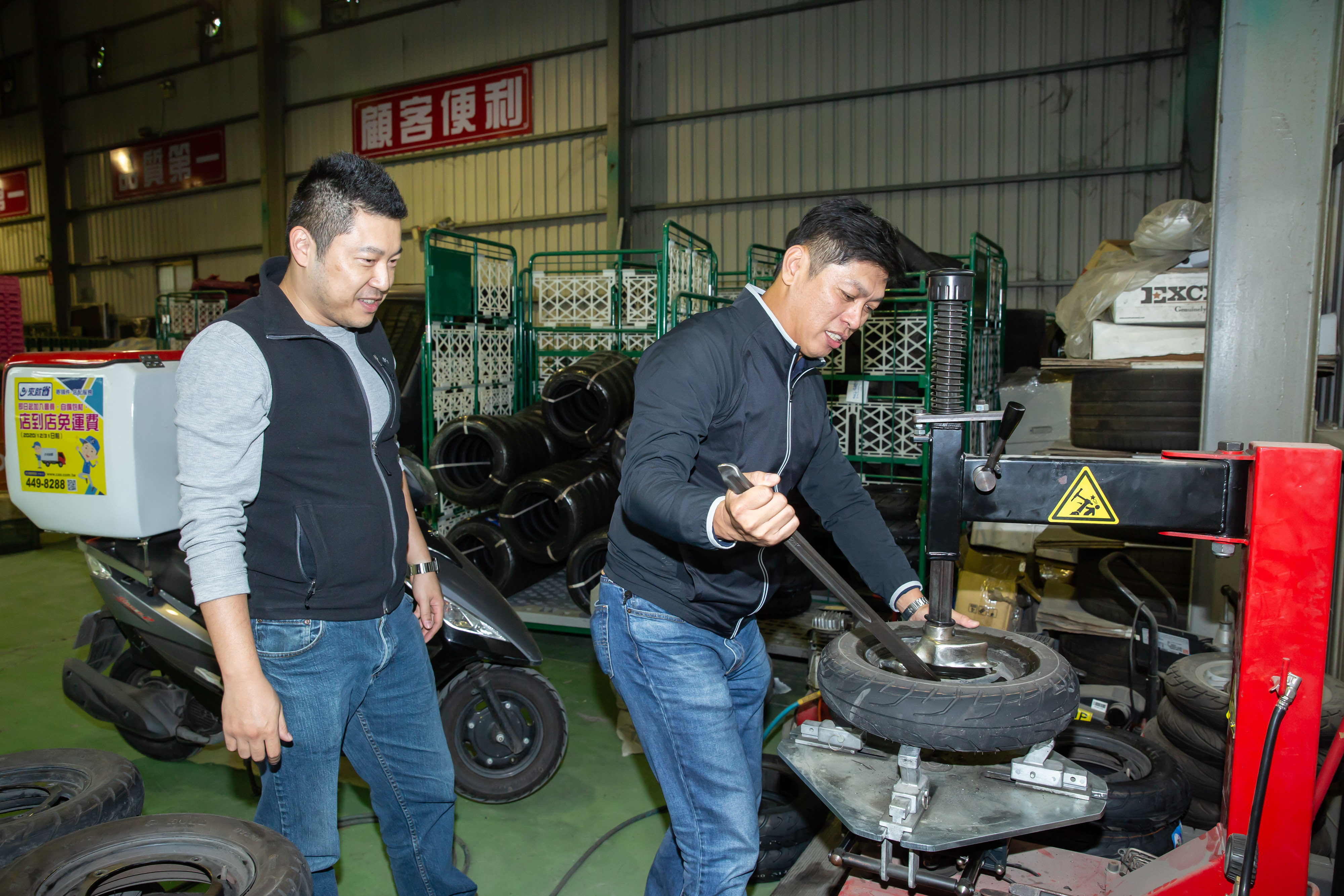 為了省成本,便利帶內部成立機車部,可自行修車,黃世杰(右)還會換輪胎。