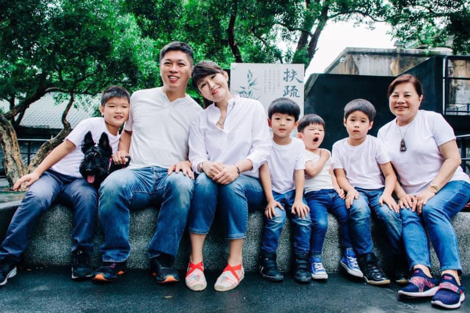 創業初期不賺錢，黃世杰直到37歲才敢結婚，趕進度5年生4個兒子，下班便陪伴家人。（黃世杰提供）