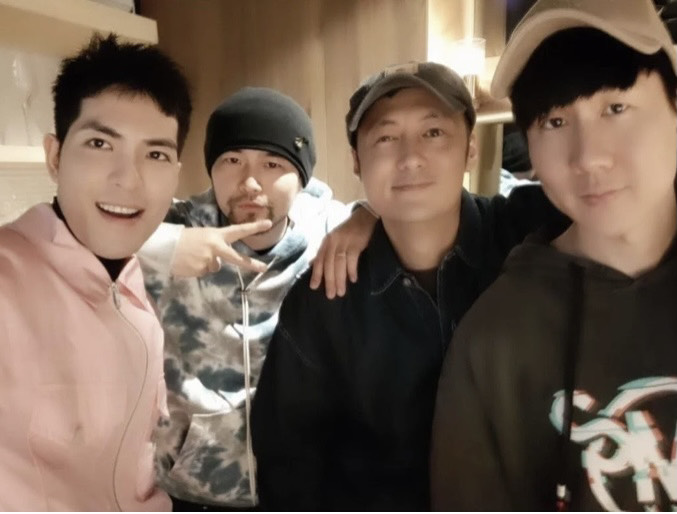 蕭敬騰、（左起）、周杰倫、余文樂和林俊傑昨晚齊聚日料餐廳，為陳冠霖慶生。（翻攝自IG）