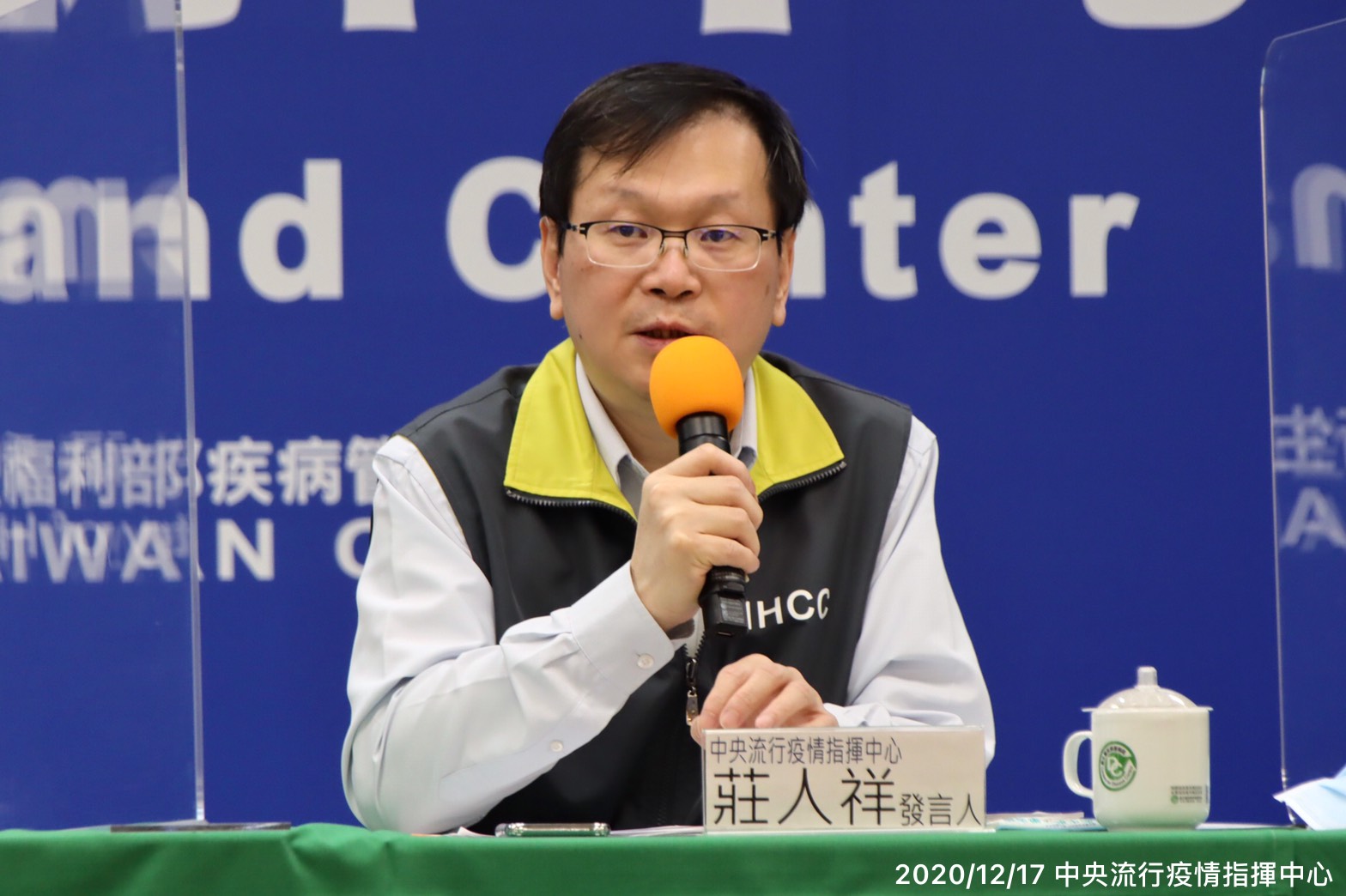 指揮中心發言人莊人祥今召開疫情記者會公布2例新的境外移入確診者。（疫情指揮中心提供）