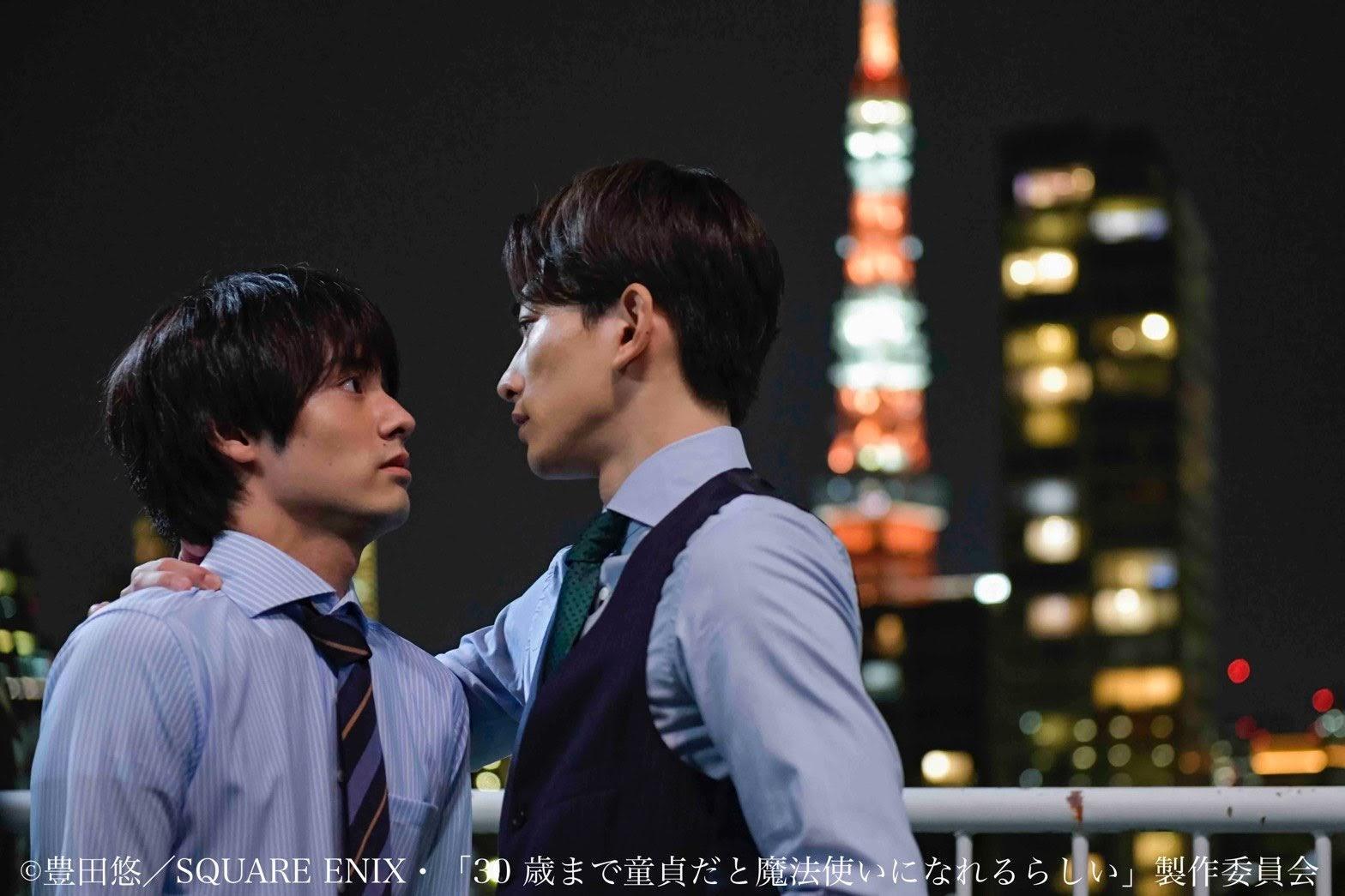 赤楚衛二(左)與町田啓太首次演出BL劇,在《如果30歲還是處男,似乎就能成為魔法師》中的火花讓該劇粉絲飆升。(翻攝自tx_cherimaho Twitter)