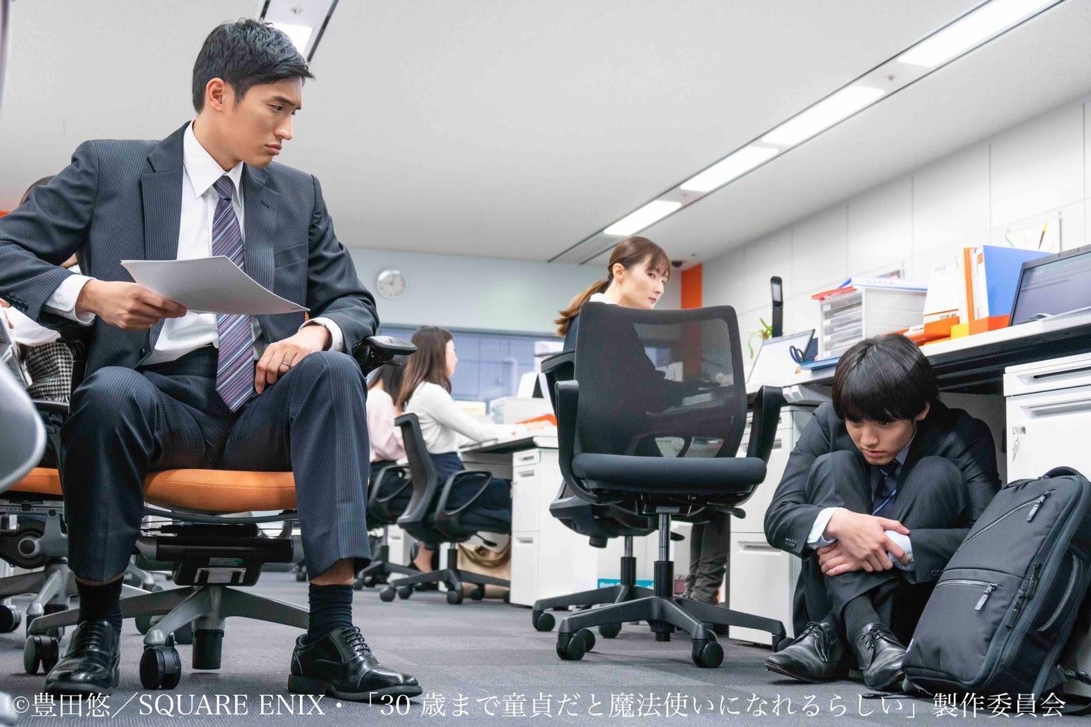 安達(右)因不知如何面對黑澤的感情,乾脆躲在辦公桌下不敢與黑澤見面。(翻攝自tx_cherimaho Twitter)