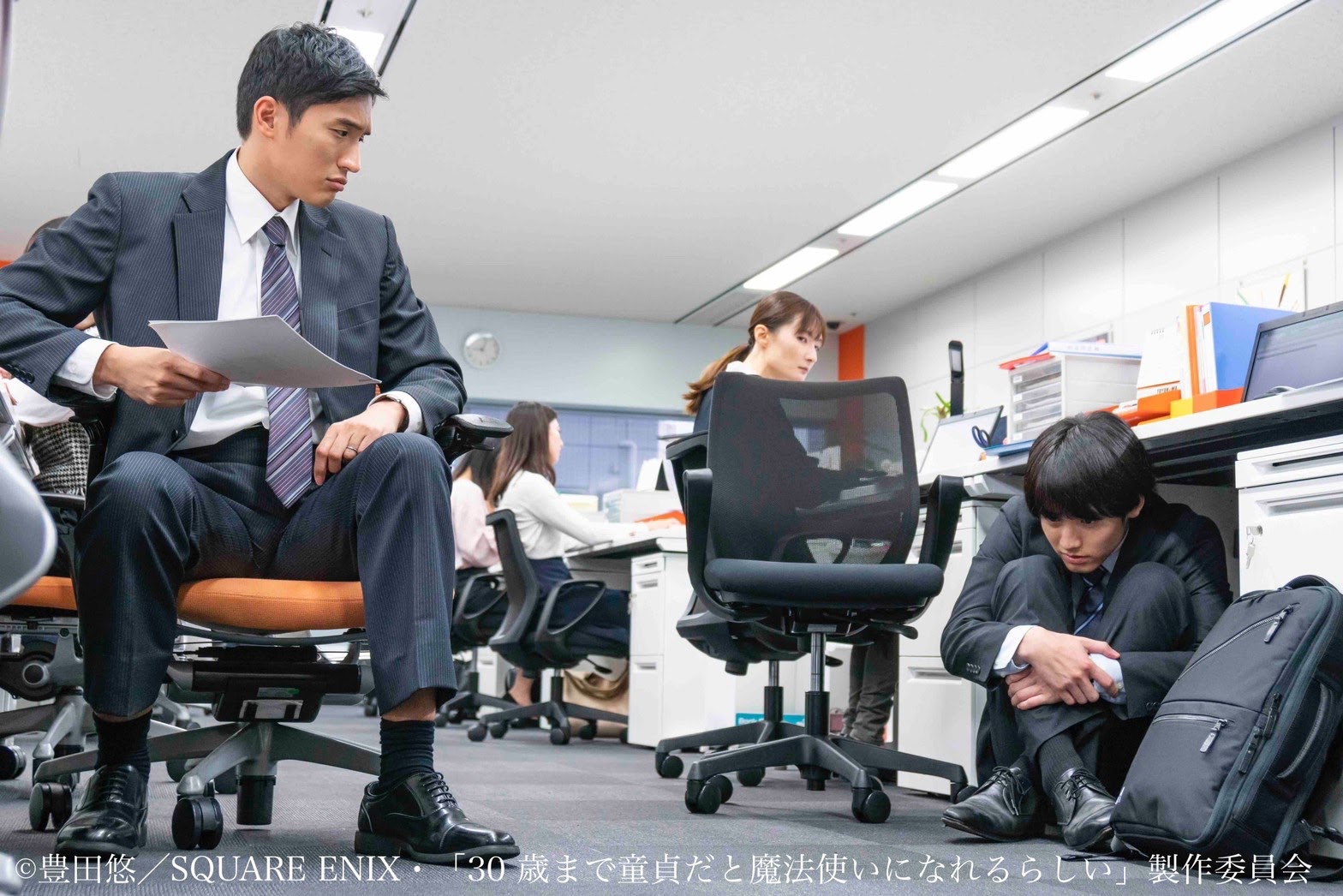 安達（右）因不知如何面對黑澤的感情，乾脆躲在辦公桌下不敢與黑澤見面。（翻攝自tx_cherimaho Twitter）