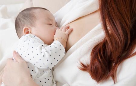 一名媳婦抱怨親餵時，婆婆竟帶友人搶進房裡參觀。示意圖，非當事者。（翻攝自stock）
