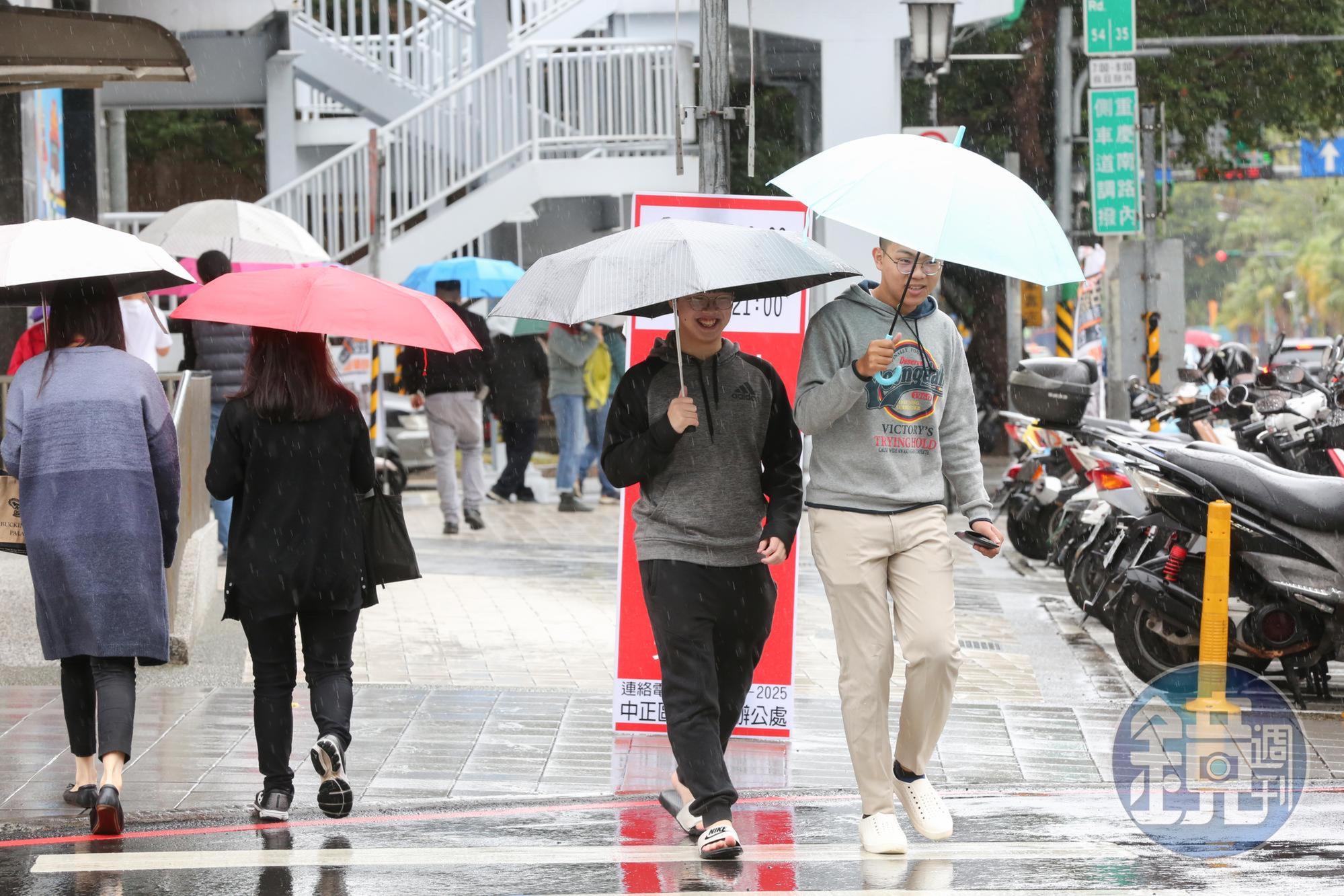 過去半個月,北部、宜蘭幾乎天天下雨,讓民眾直呼:「都快發霉了!」