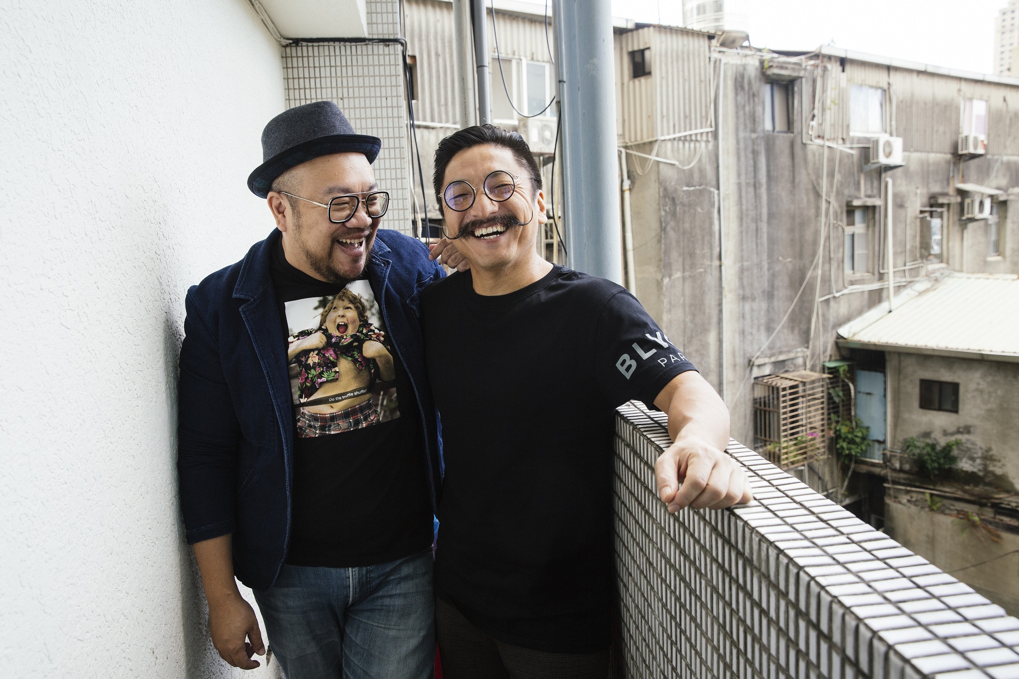 製作人葉天倫（左）自爆在拍攝《戒指流浪記》時曾與北村豐晴（右）吵架。