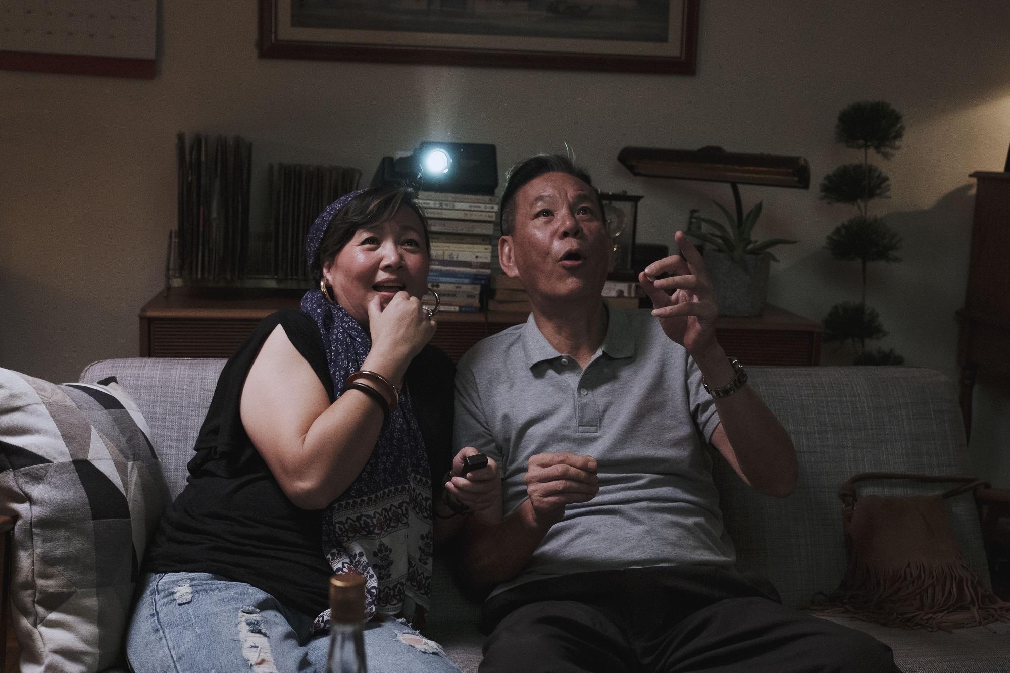 龍劭華（右）在《戒指流浪記》中是位正義阿伯，也是主角丟鑽戒的關鍵人物。左為王琄。（HBO Asia提供）