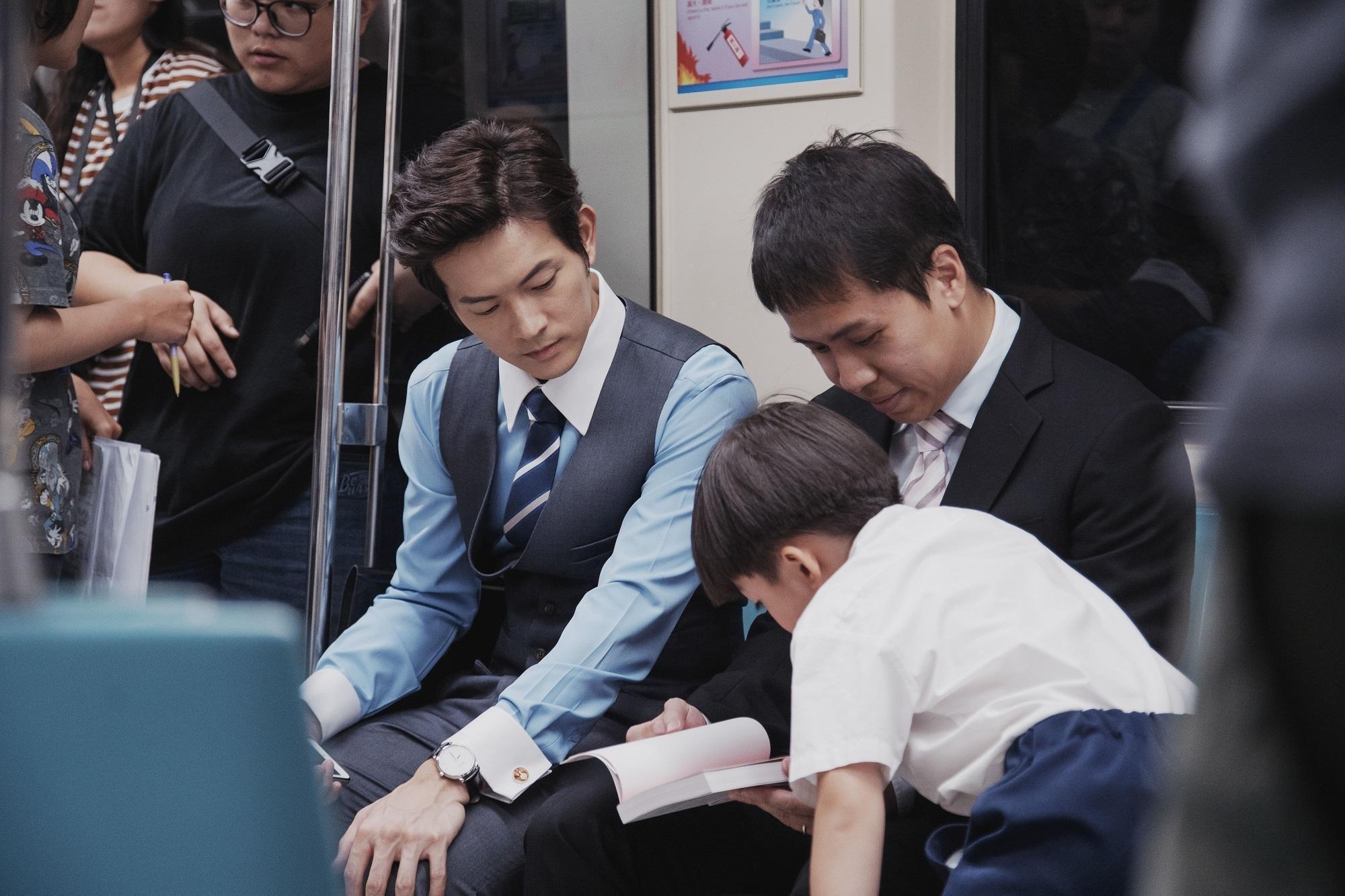 製作人安排原著作者賴以威（右2）拿小說充當捷運乘客。（HBO Asia提供）