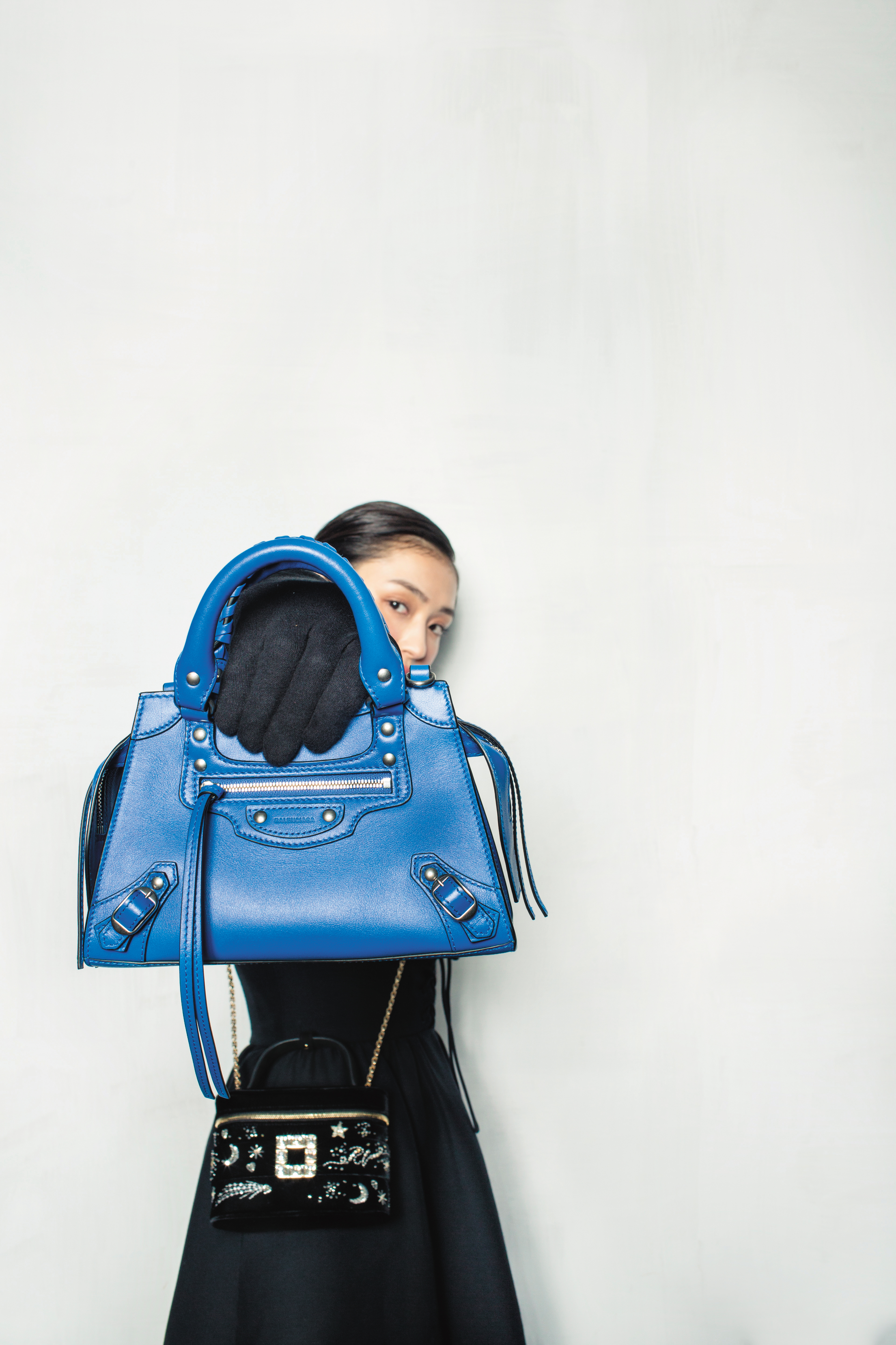 （前）Neo Classic City Mini迷你天藍色新機車包手提包NT$62,900 by BALENCIAGA；（後）Vanity星空刺繡鑽扣迷你提包NT$68,000 by Roger Vivier；	黑色羊毛高腰長裙NT$100,000 by Dior。