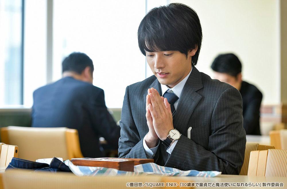 赤楚衛二飾演對自己沒自信的安達,迎接簡報日的中午,獨自在餐廳吃著黑澤做的便當。(翻攝自官網)