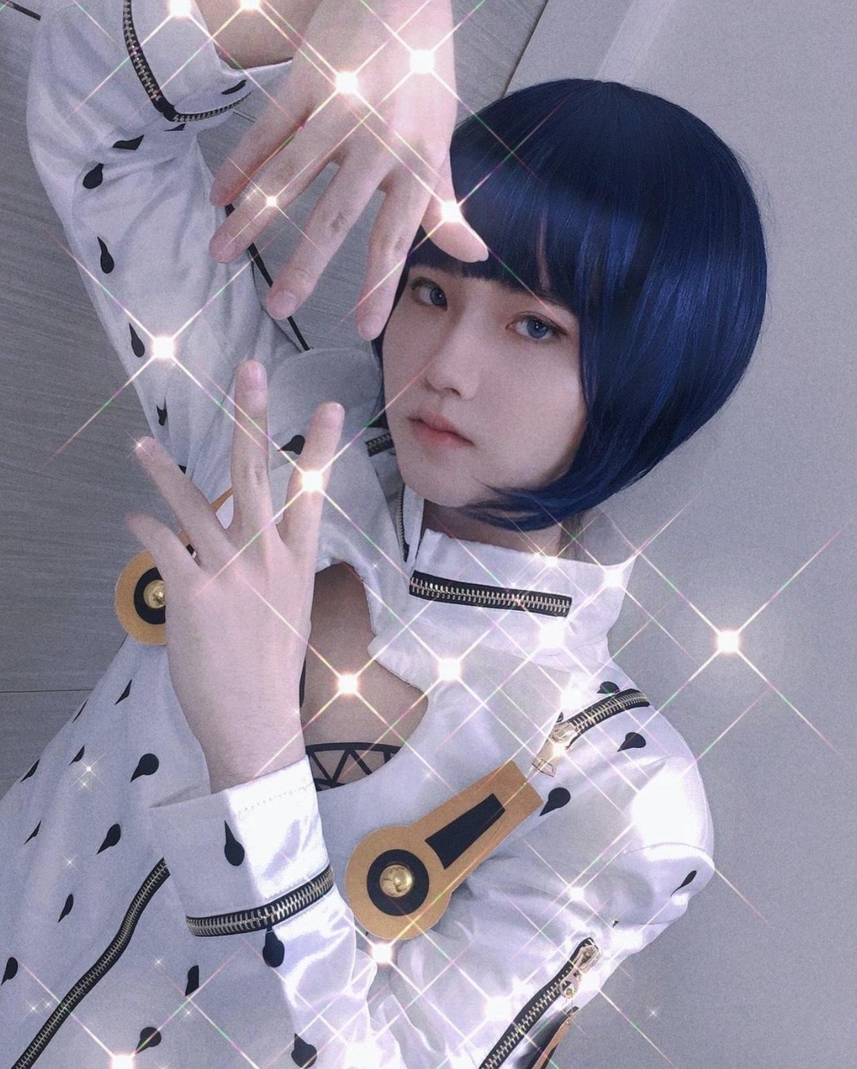 持修在IG上傳一張新造型,戴上藍色假髮Cosplay動漫人物,絕美外貌引起網友熱烈討論。(翻攝自持修IG)