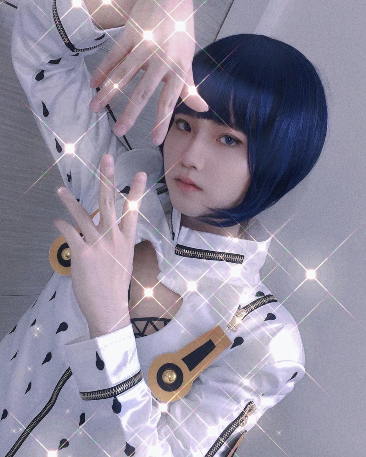 持修在IG上傳一張新造型，戴上藍色假髮Cosplay動漫人物，絕美外貌引起網友熱烈討論。（翻攝自持修IG）