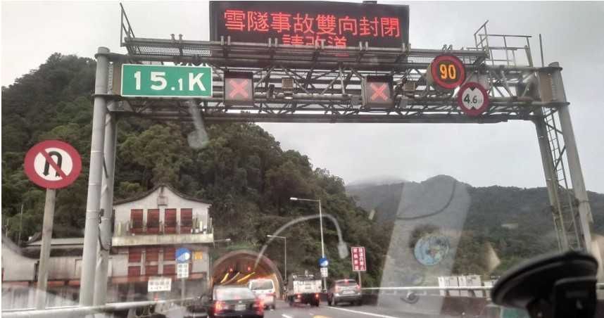 民眾在網路上曝光，當時火燒車回堵的畫面。（翻攝自宜蘭知識+臉書）