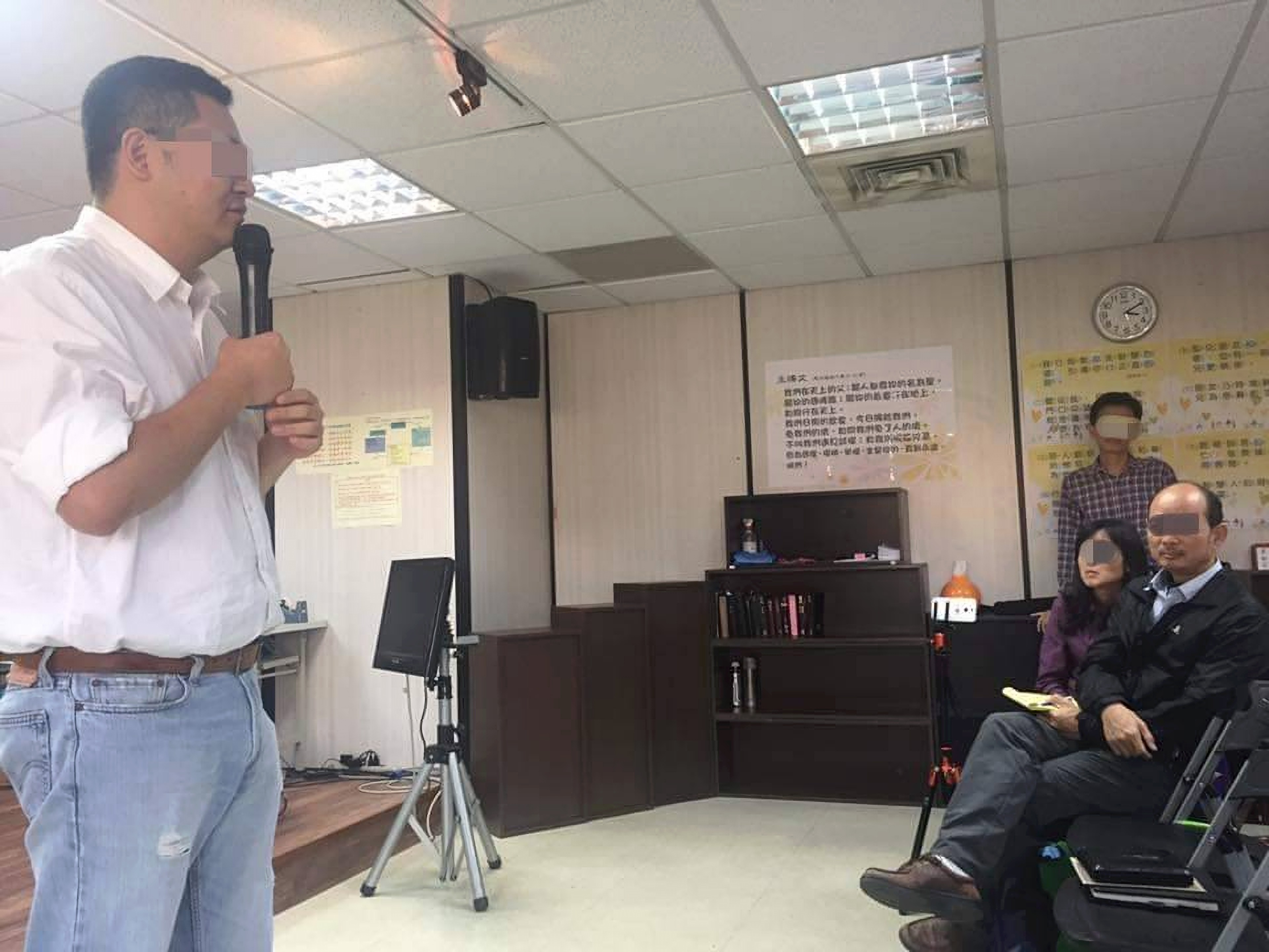 吳姓醫師因信教而從外遇風暴中重建家庭關係，並經常演講分享心路歷程。（翻攝畫面）