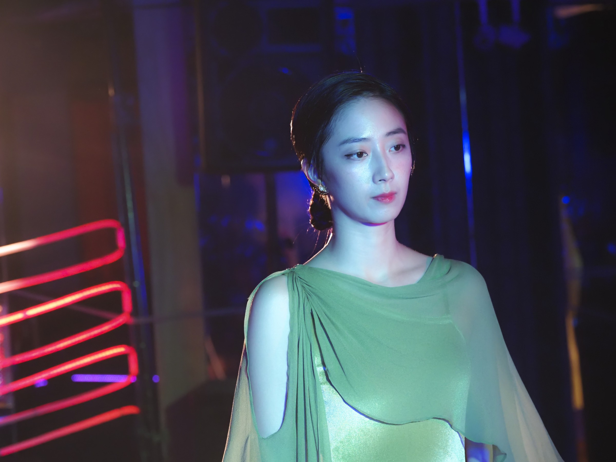 桂綸鎂在《腿》中各時期的造型反映人生變化，青春共舞時穿著綠色洋裝，顯眼又不過份華麗。（甲上提供）