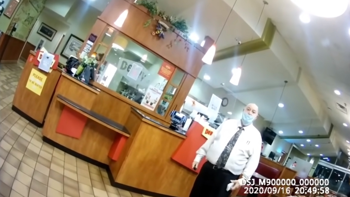 店經理出面溝通表示如果沒戴口罩就不會幫他們服務，讓這兩名男客碰軟釘子離開。（翻攝自Videos of Reddit YouTube）