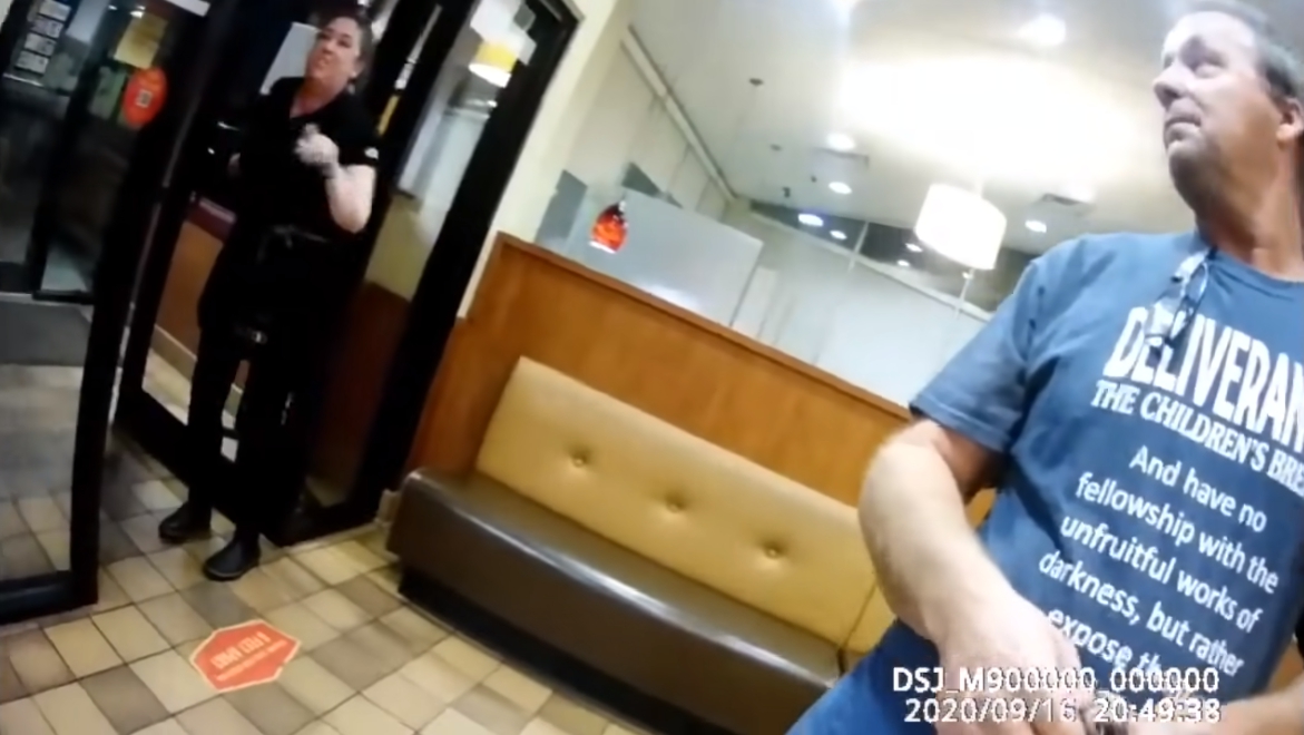 店員走到門口拿下口罩氣得大罵「我受夠處理這種鳥事了！」（翻攝自Videos of Reddit YouTube）