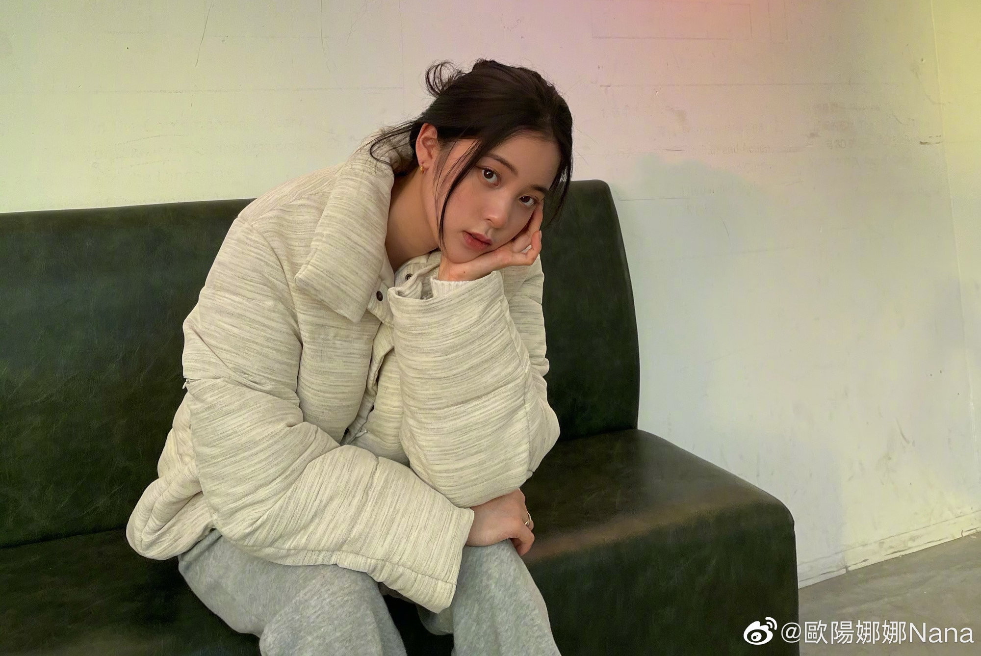 歐陽娜娜到北京798藝術區看展。(翻攝自歐陽娜娜微博)