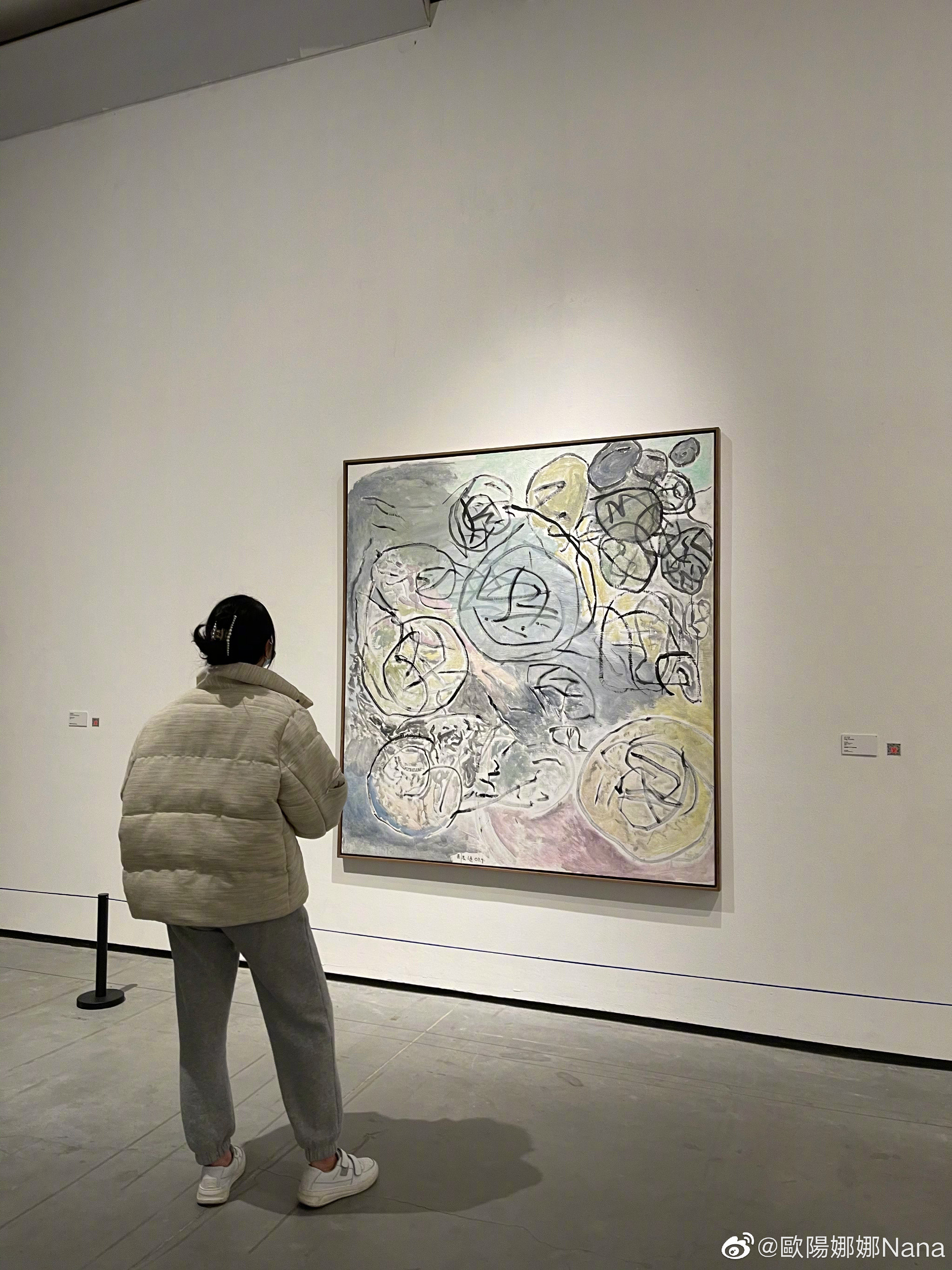 歐陽娜娜與陳飛宇不約而同分享了在北京798藝術區的照片。（翻攝自歐陽娜娜微博）