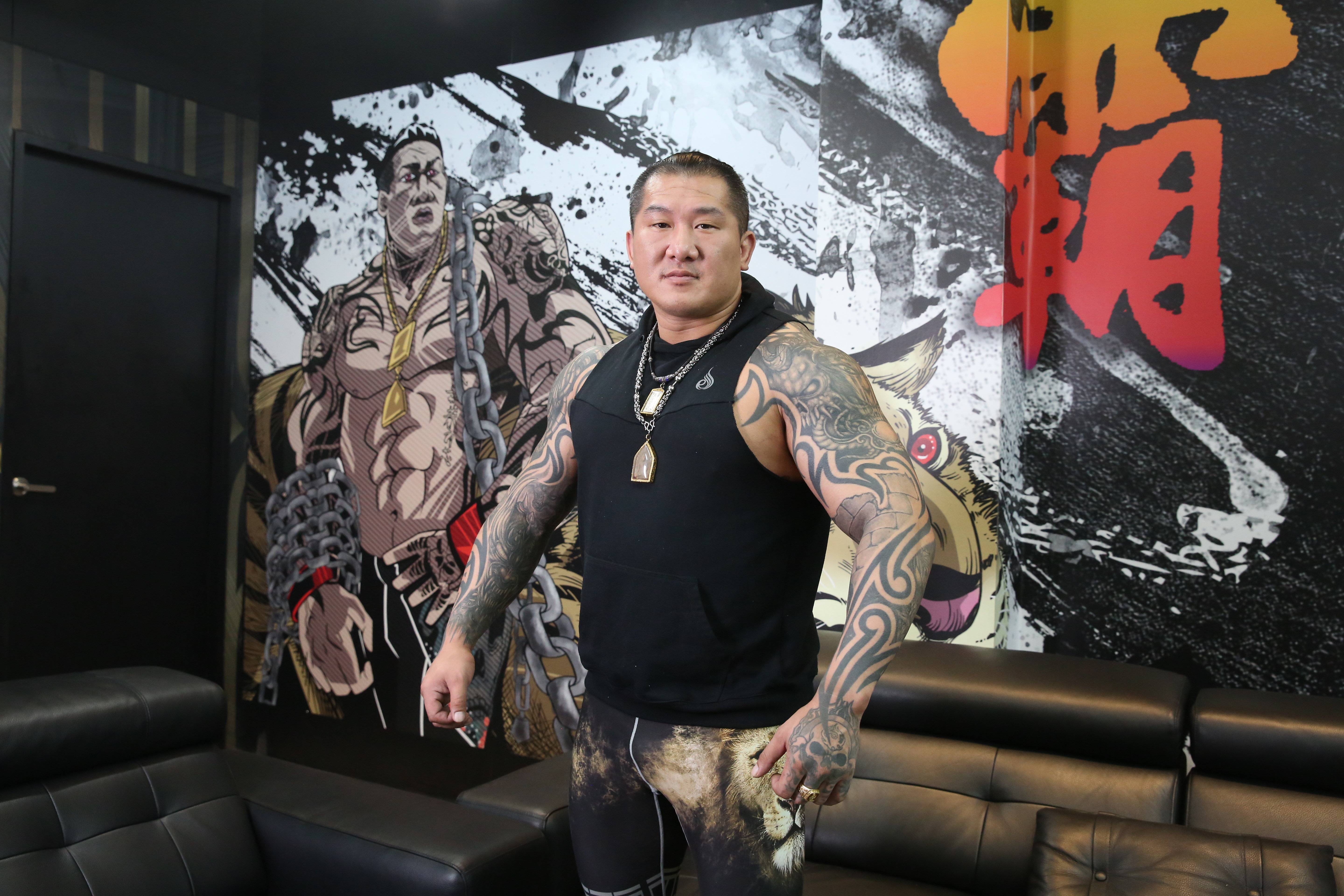 館長陳之漢的連鎖健身房「成吉思汗健身俱樂部」全台共6間分店，日前林口旗艦館貼出徵才公告，員工福利讓不少網友表示心動。