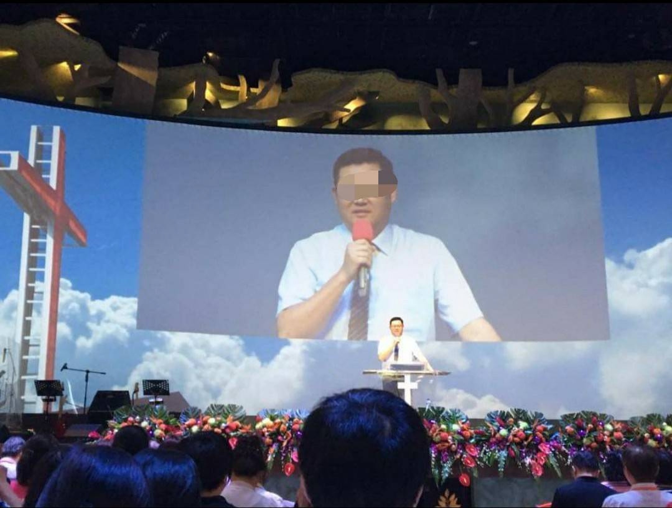 吳姓醫師經常公開演講因宗教重建家庭關係的經驗，但同時卻爆出與已婚女教友交往。（翻攝畫面）